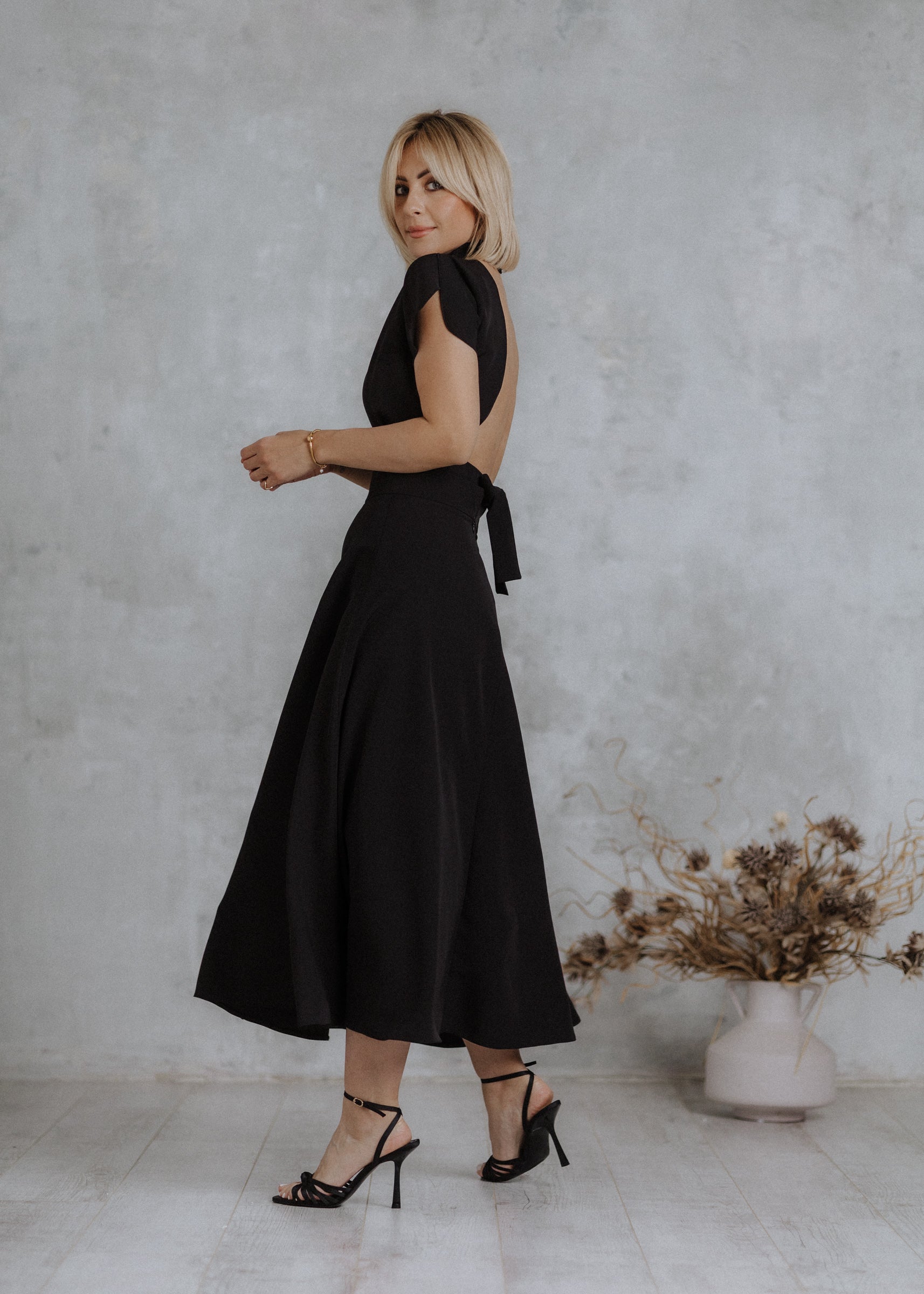 Edge-stitched midi skirt in black
