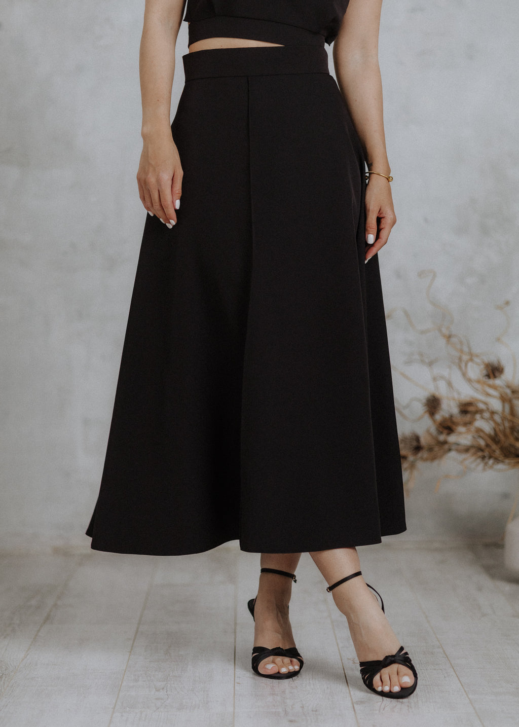 Edge-stitched midi skirt in black