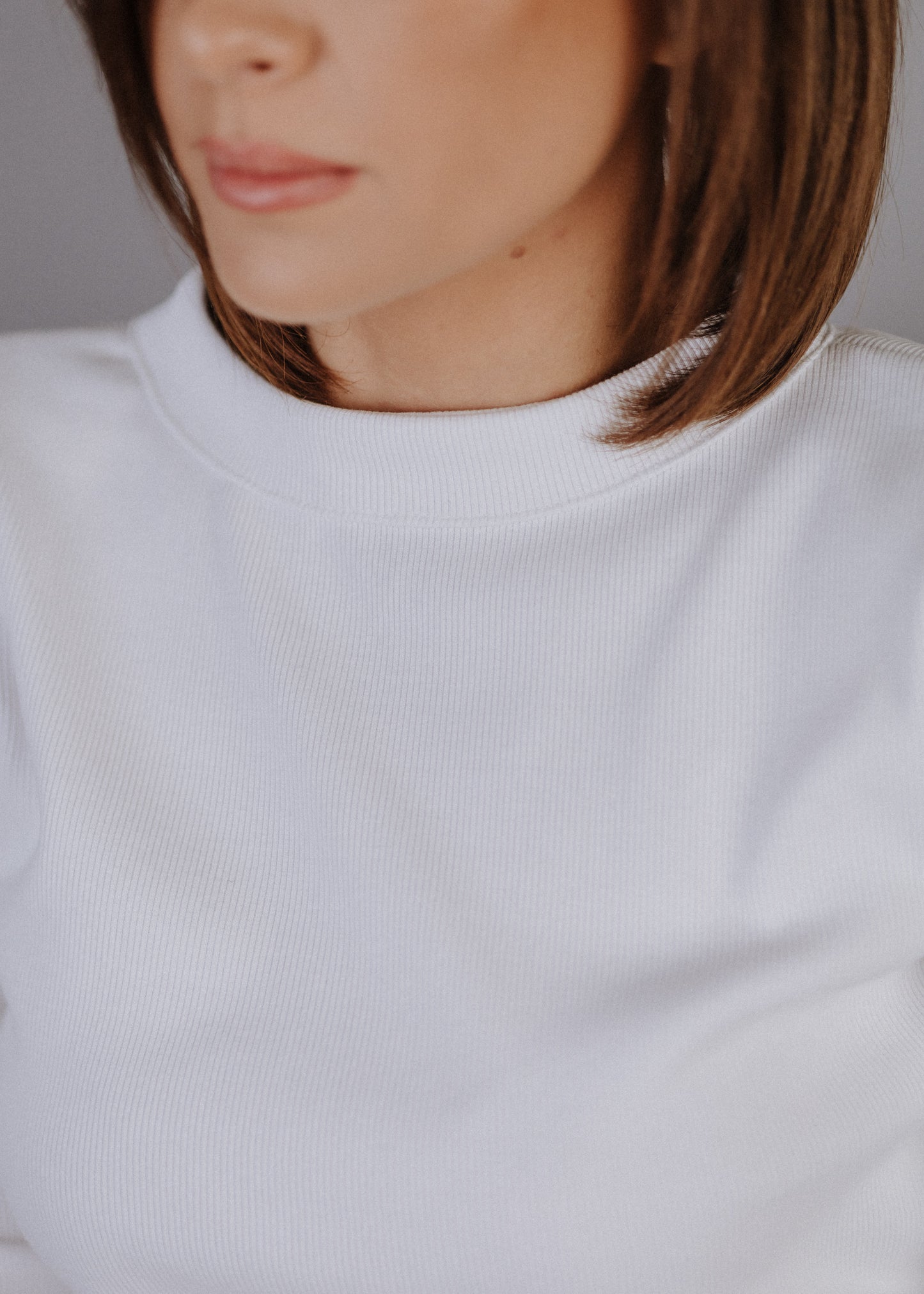 Kereknyakú bordás felső fehér színben