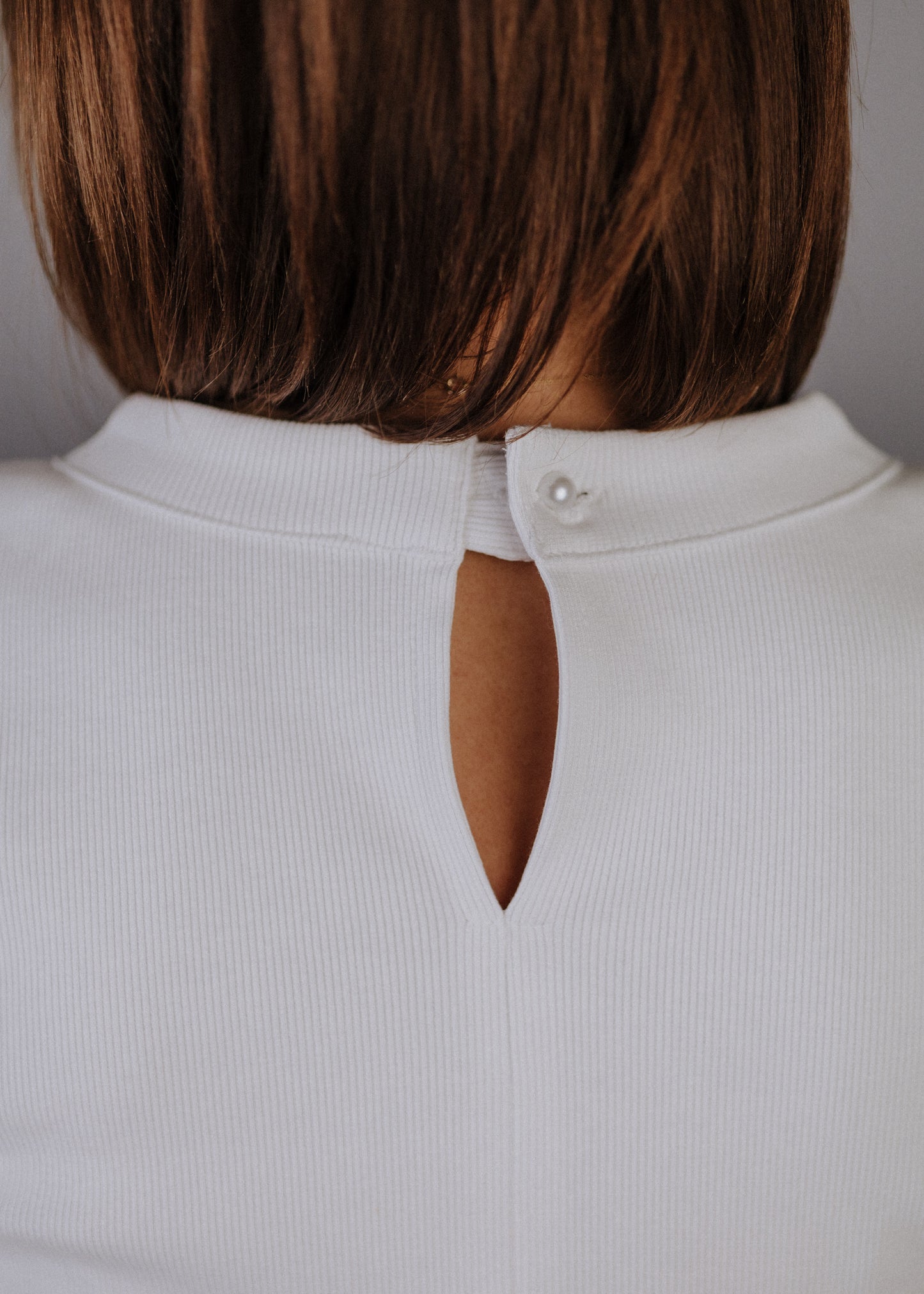 Kereknyakú bordás felső fehér színben