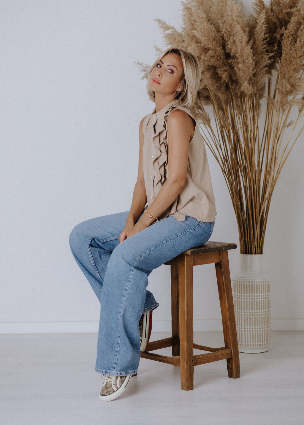 Sleeveless top with curly ruffles in taupe