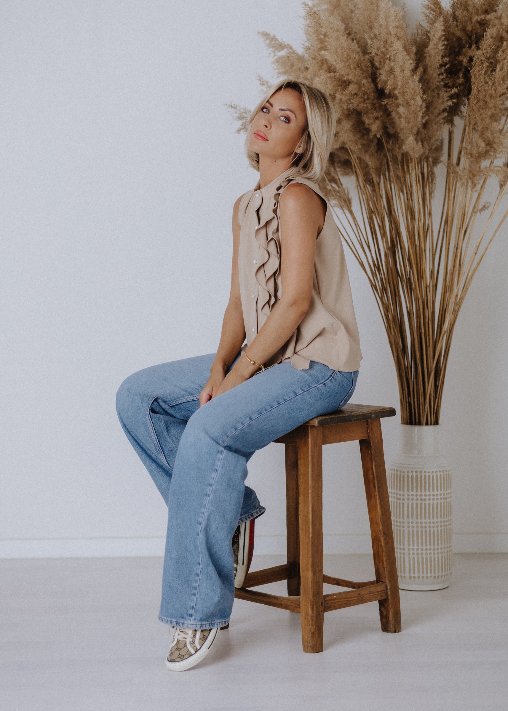 Sleeveless top with curly ruffles in taupe