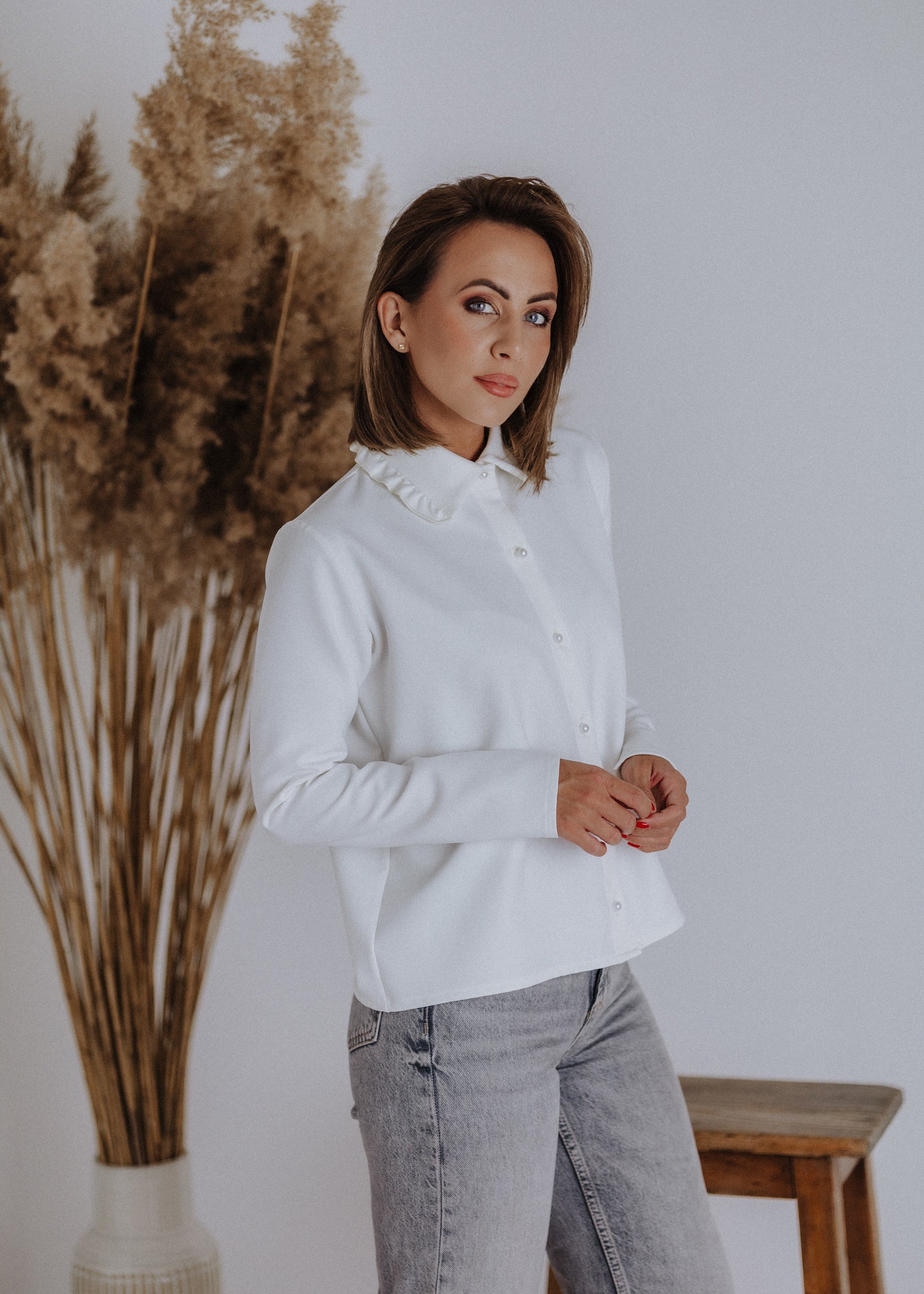 Shirt with ruffled collar in ecru