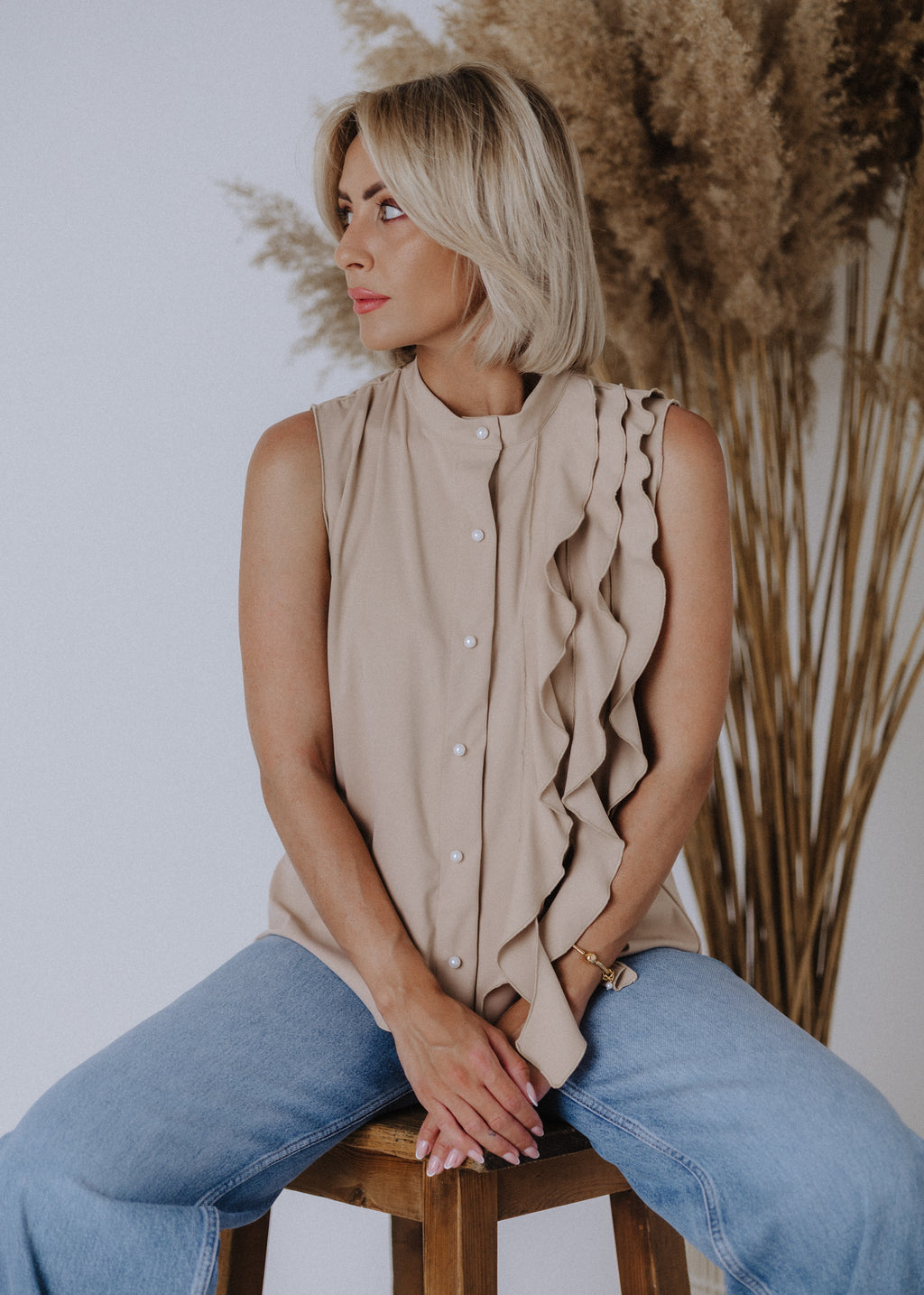 Sleeveless top with curly ruffles in taupe