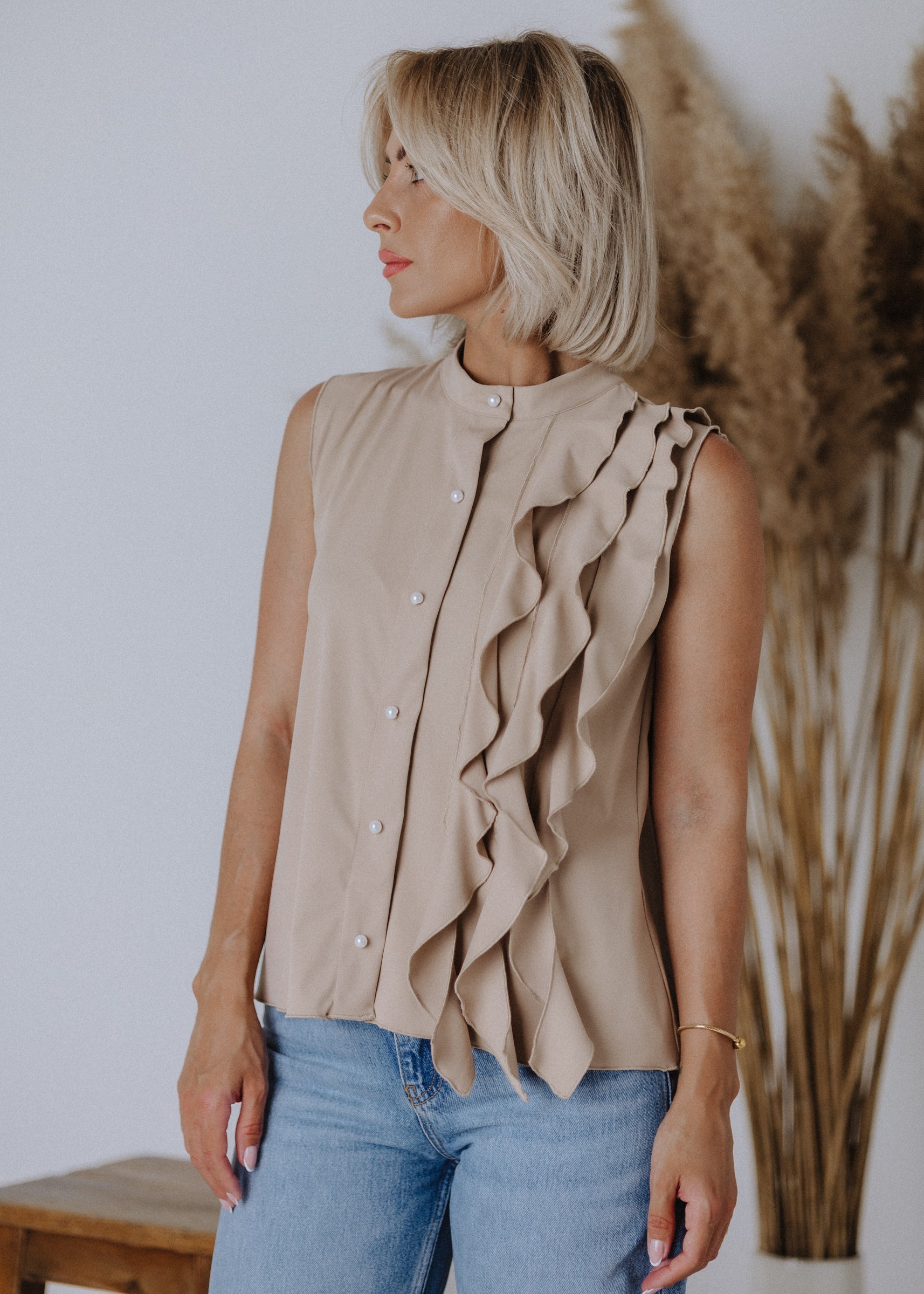 Sleeveless top with curly ruffles in taupe