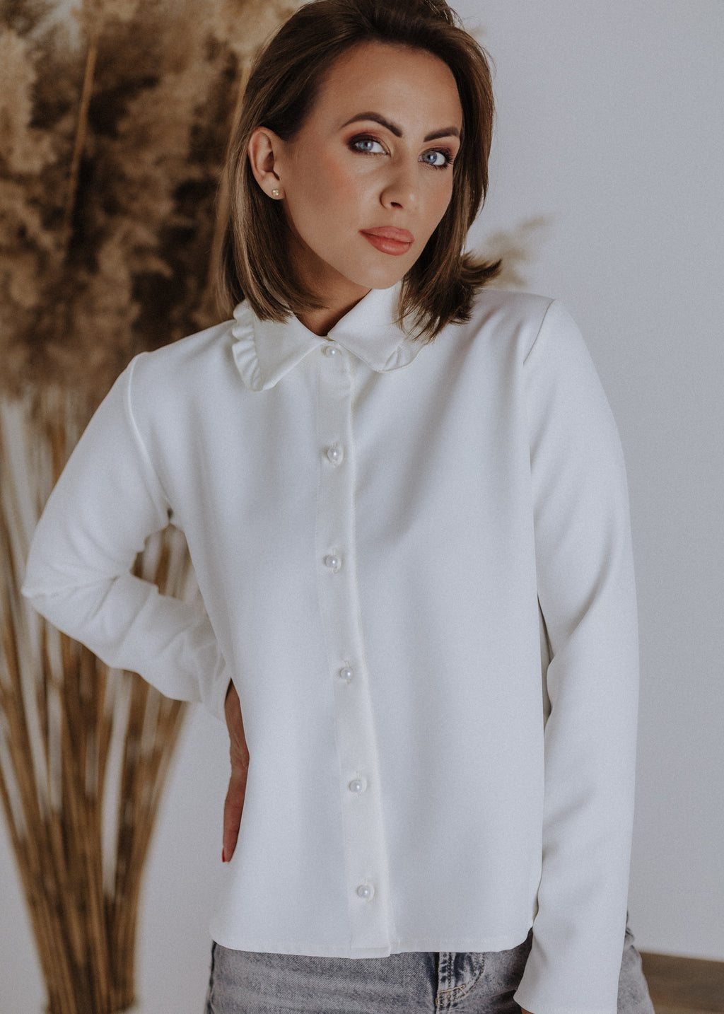 Shirt with ruffled collar in ecru