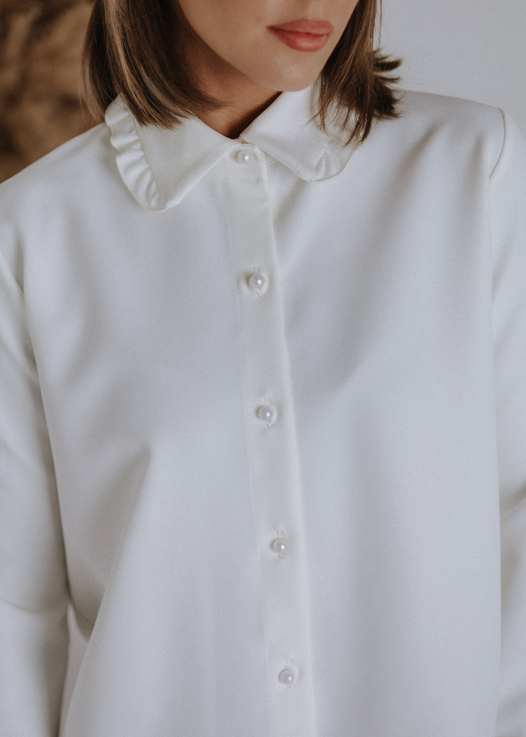 Shirt with ruffled collar in ecru