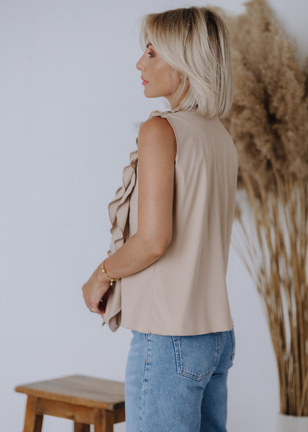 Sleeveless top with curly ruffles in taupe
