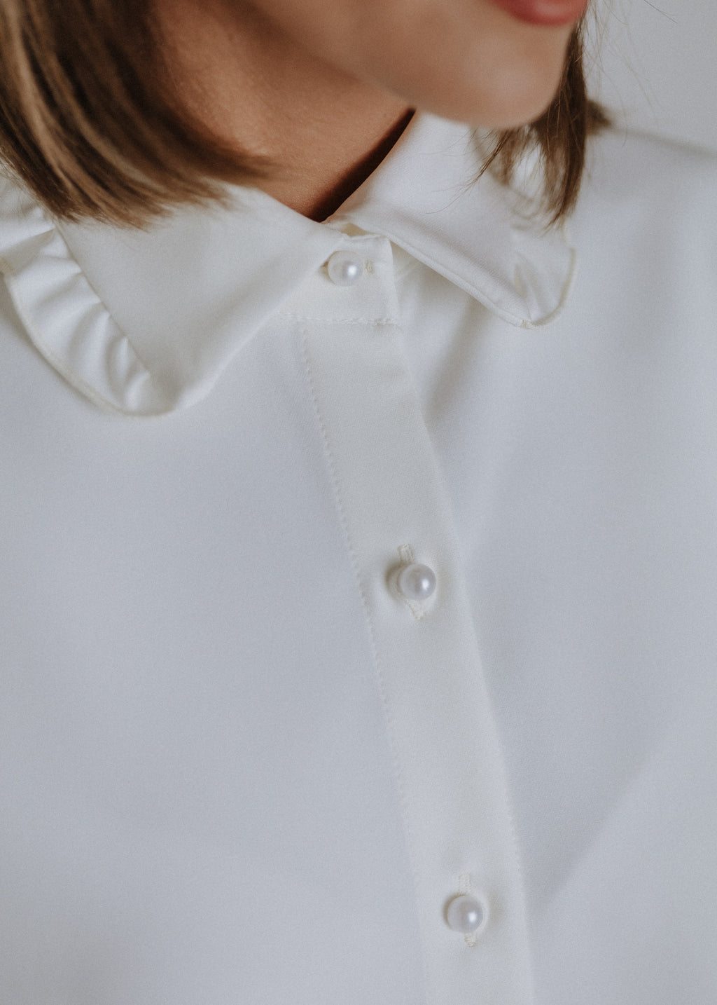 Shirt with ruffled collar in ecru
