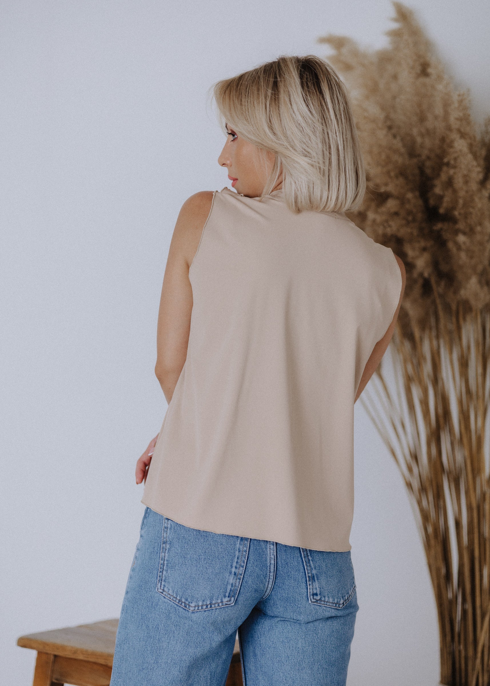 Sleeveless top with curly ruffles in taupe