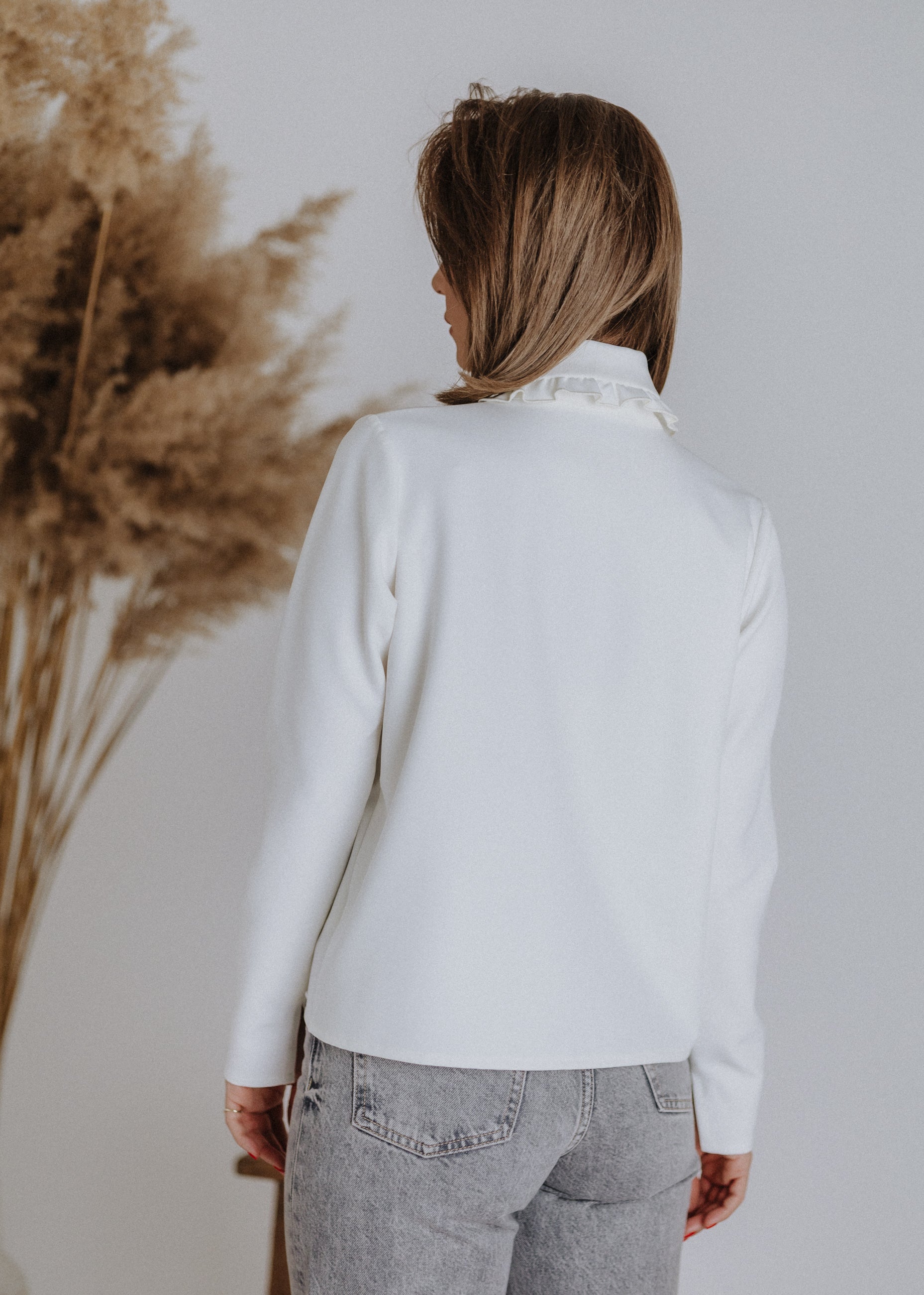 Shirt with ruffled collar in ecru
