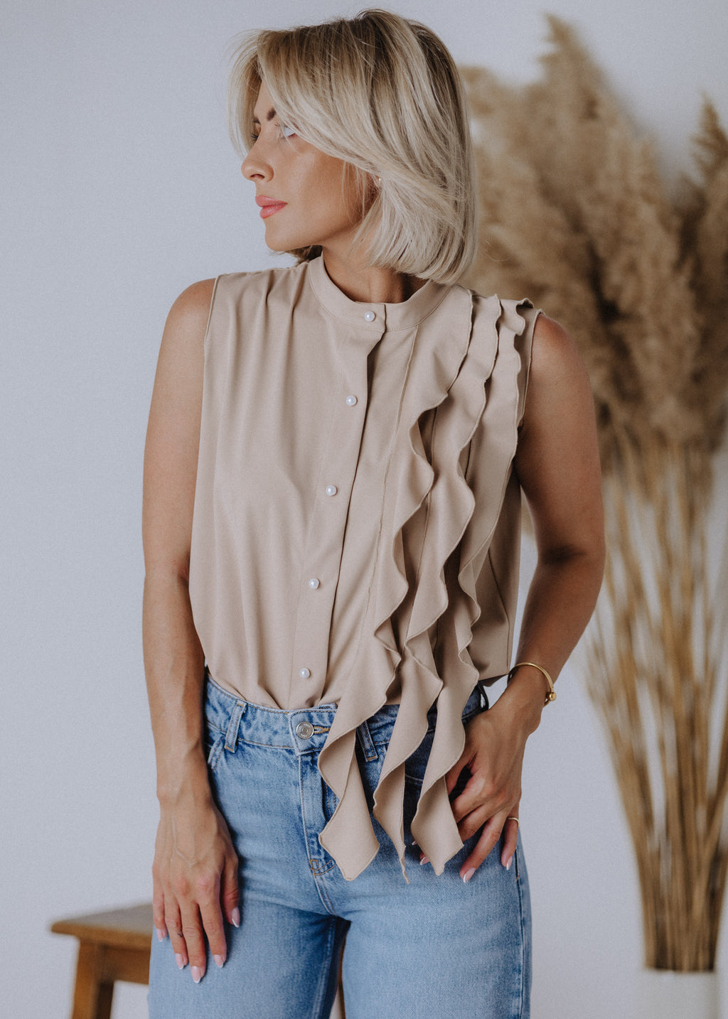 Sleeveless top with curly ruffles in taupe