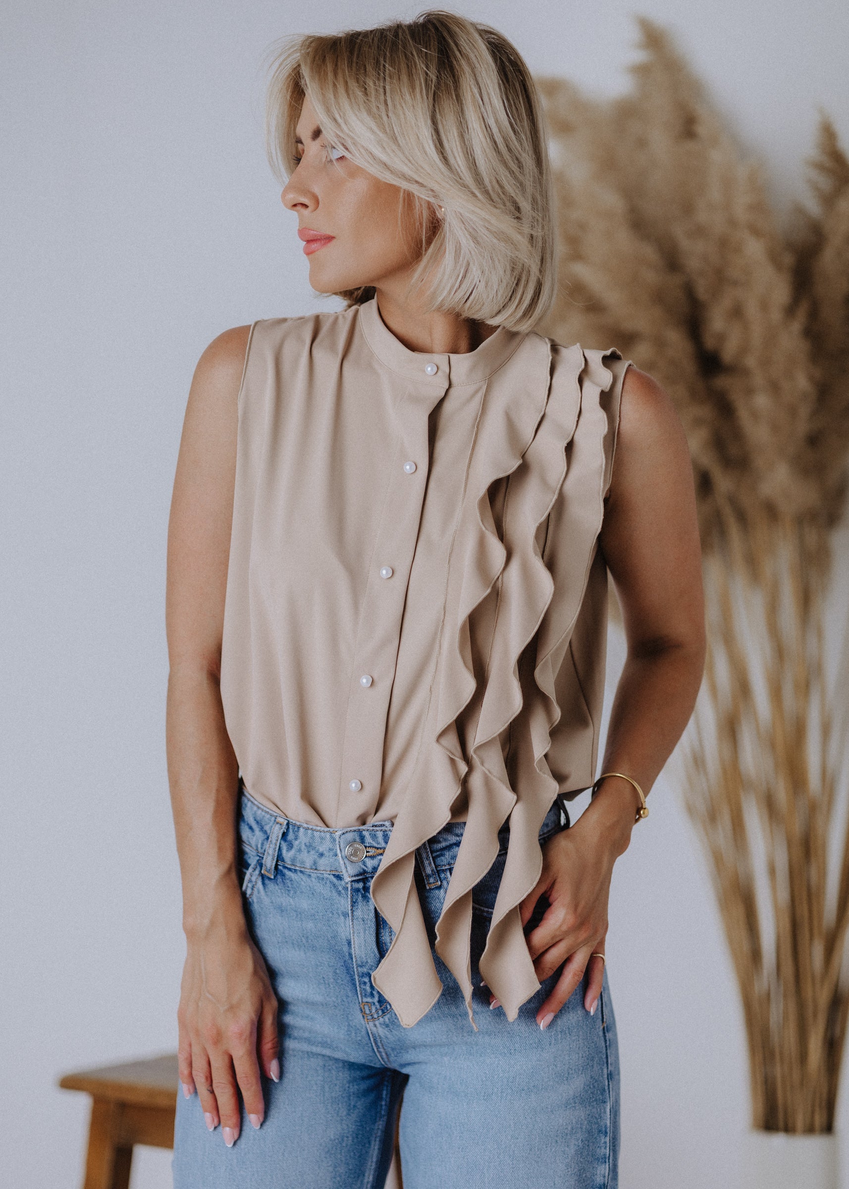 Sleeveless top with curly ruffles in taupe