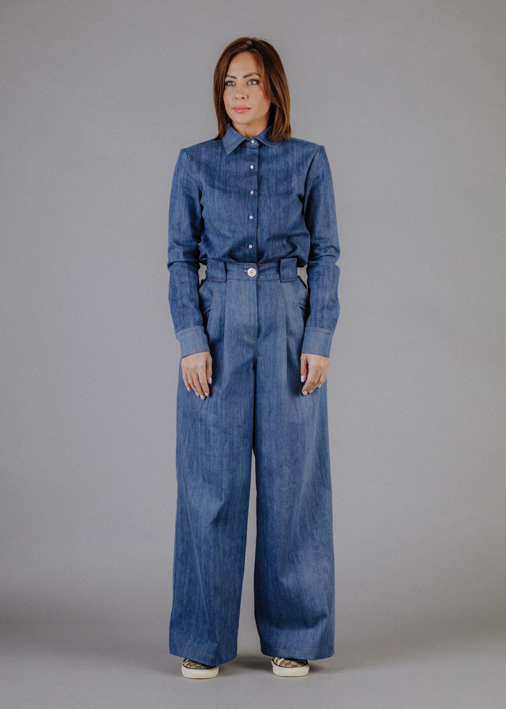 PLEATED WIDE-LEG JEANS