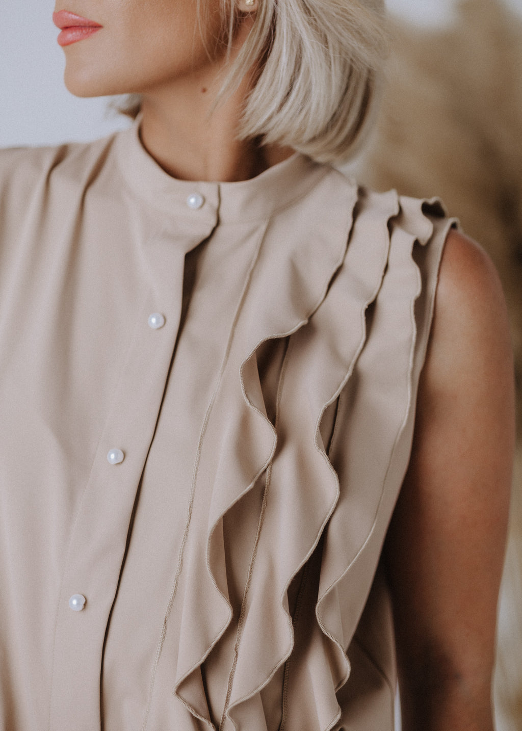 Sleeveless top with curly ruffles in taupe