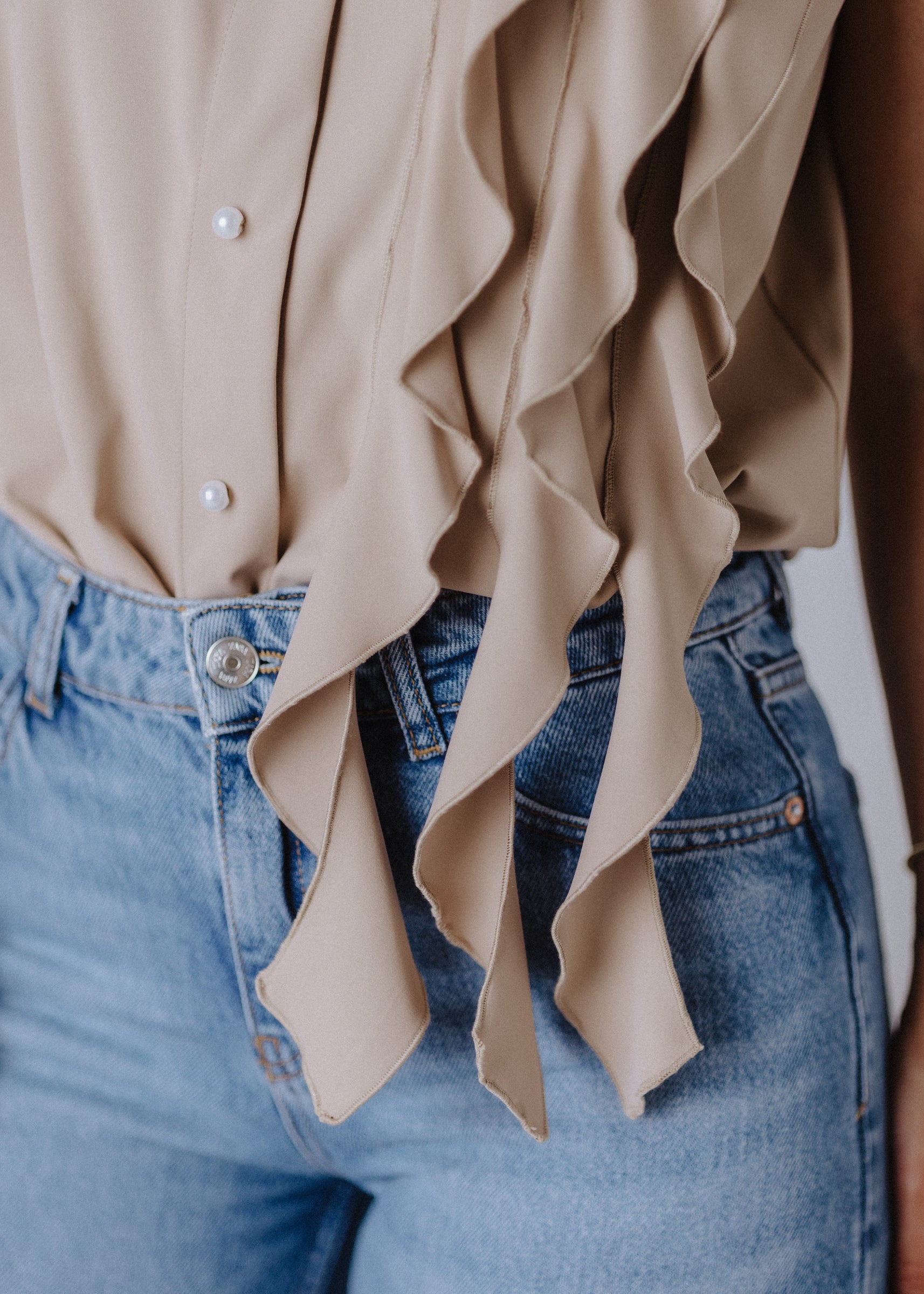 Sleeveless top with curly ruffles in taupe