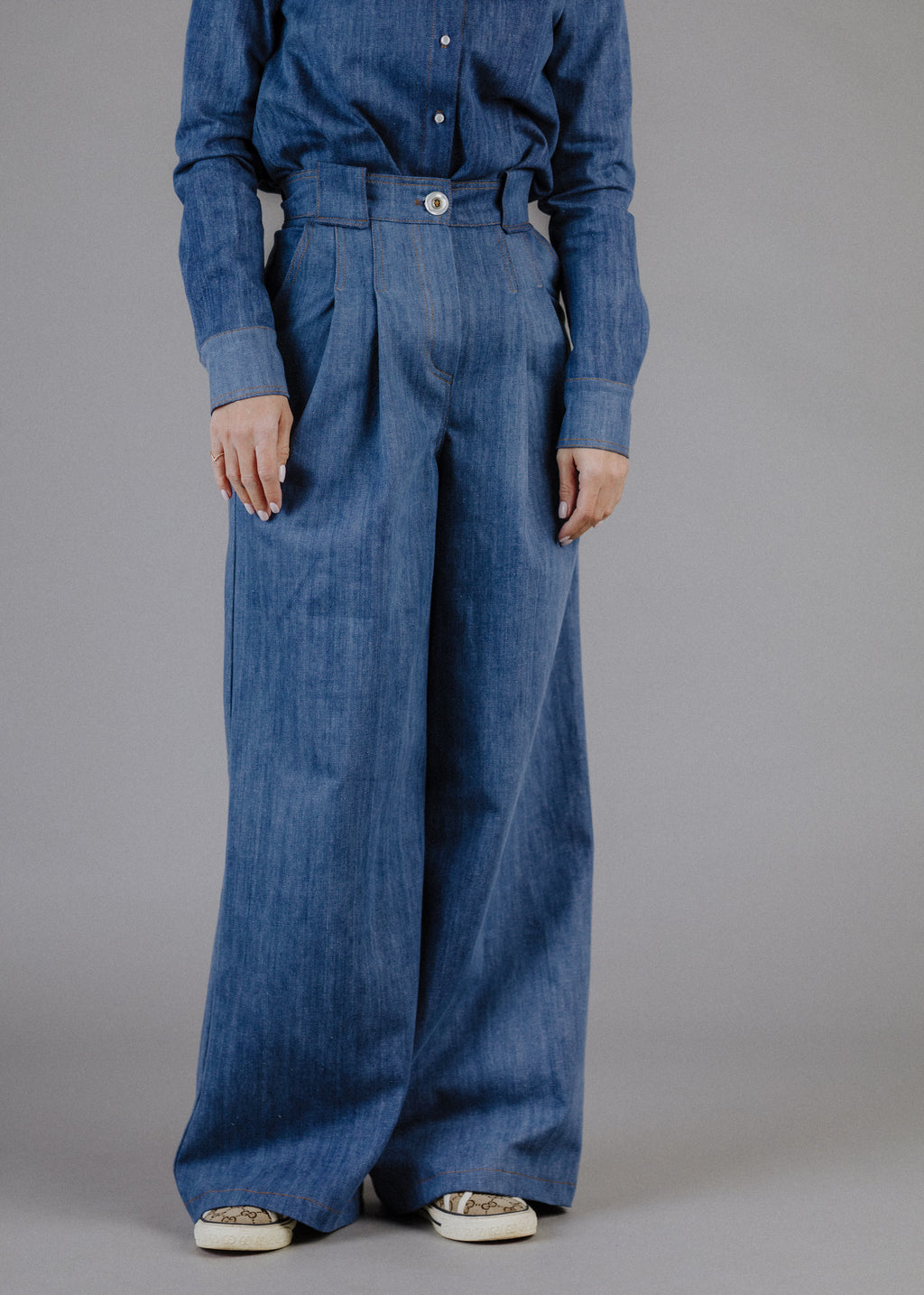 PLEATED WIDE-LEG JEANS