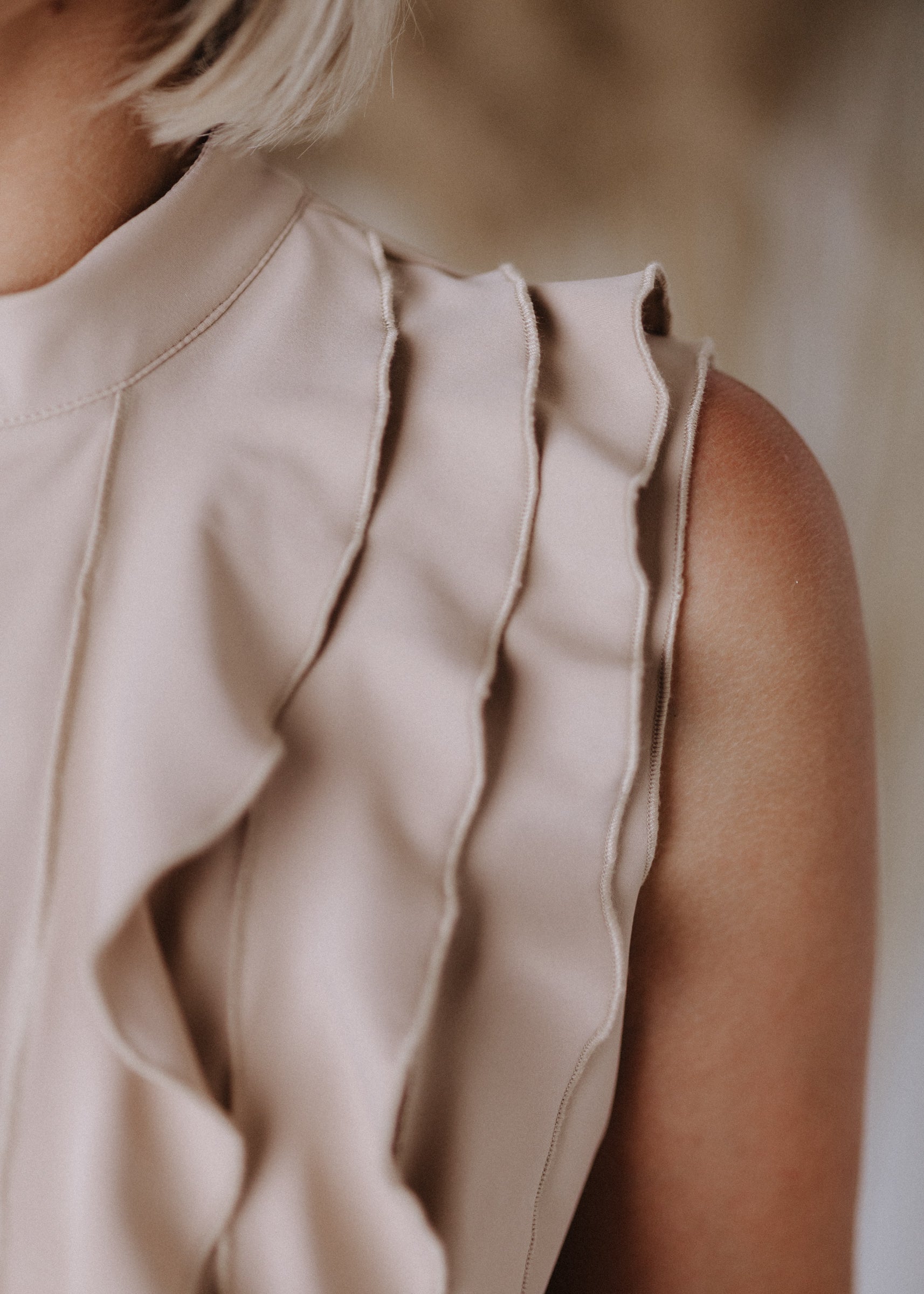 Sleeveless top with curly ruffles in taupe