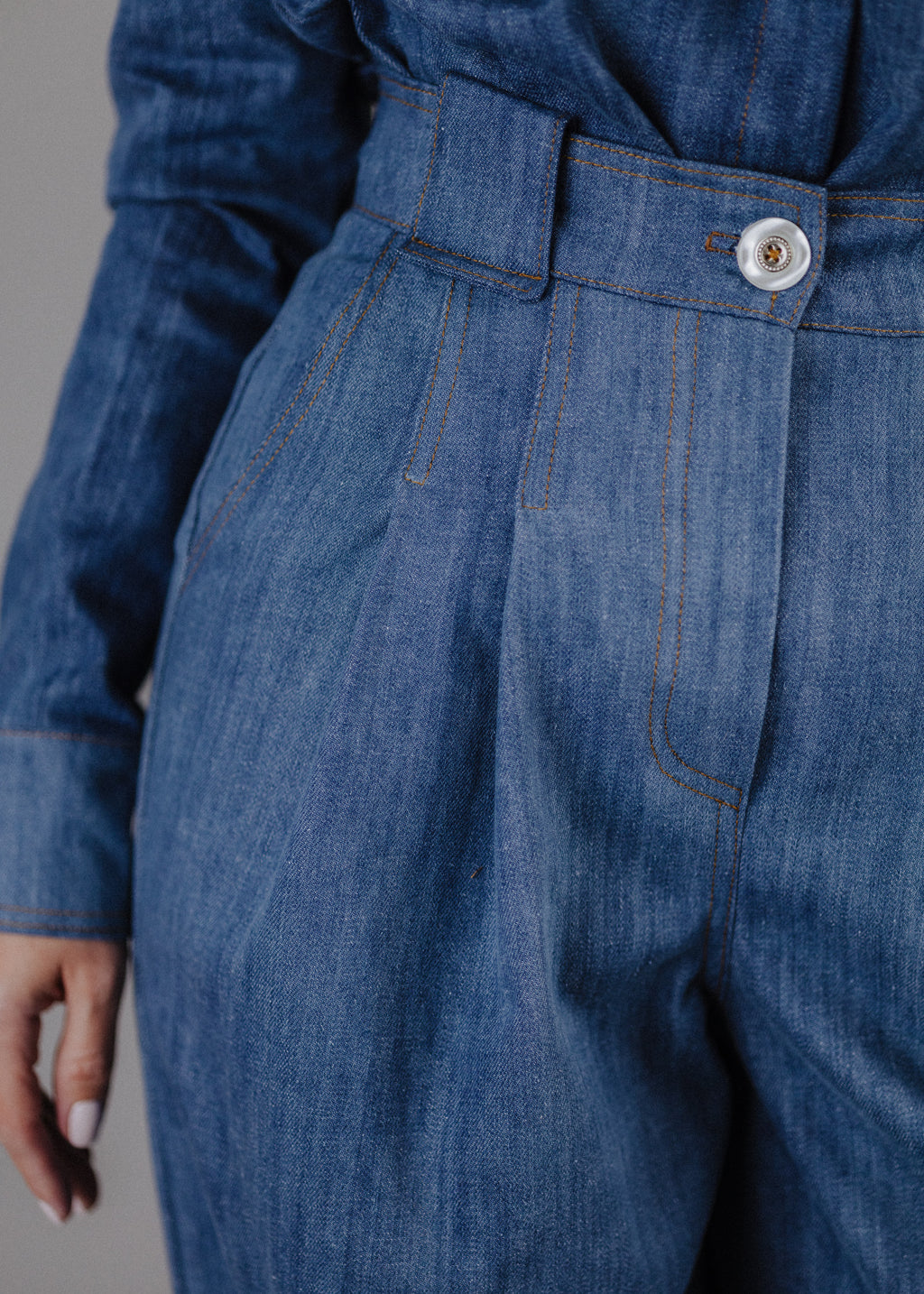 PLEATED WIDE-LEG JEANS