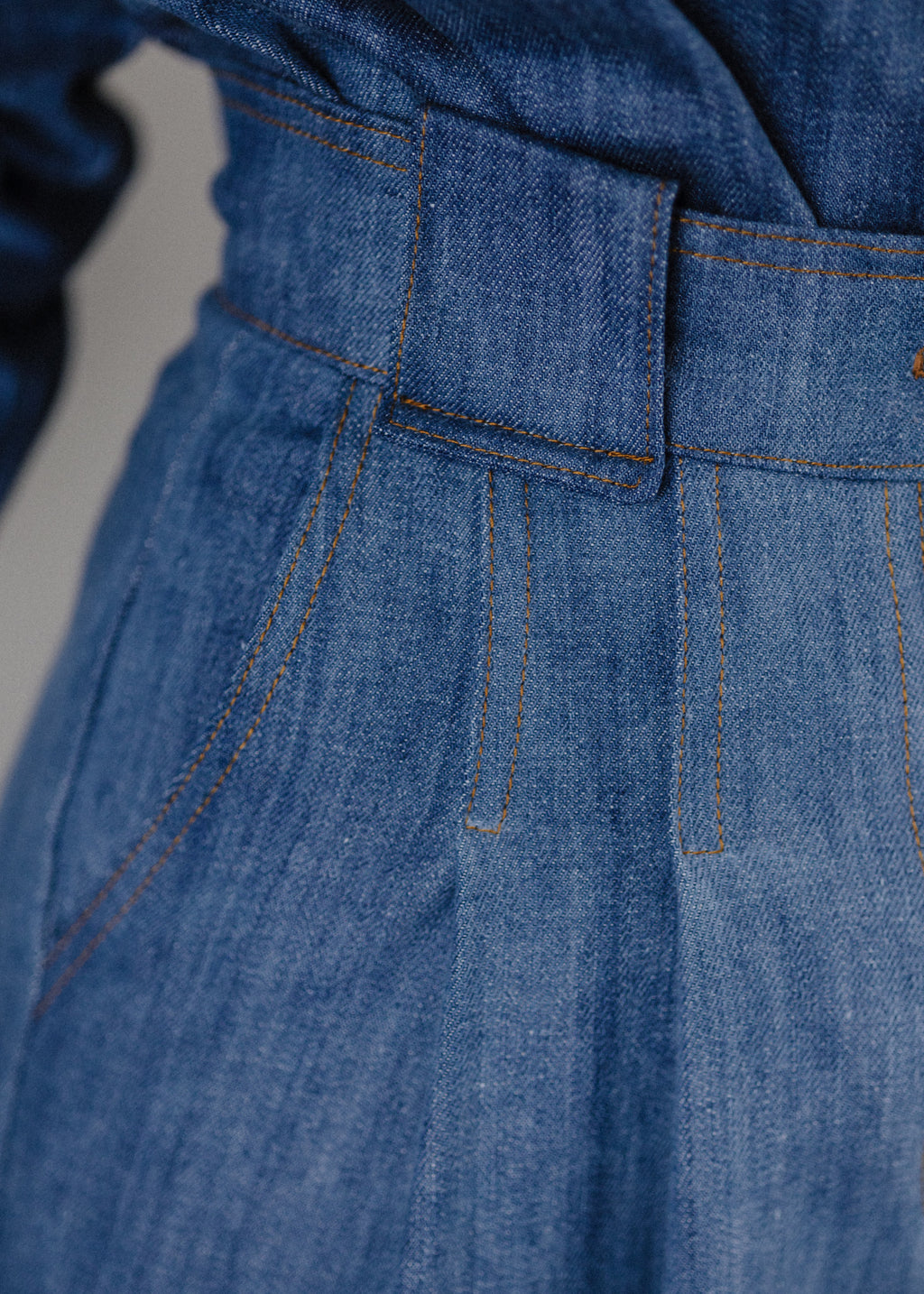 PLEATED WIDE-LEG JEANS