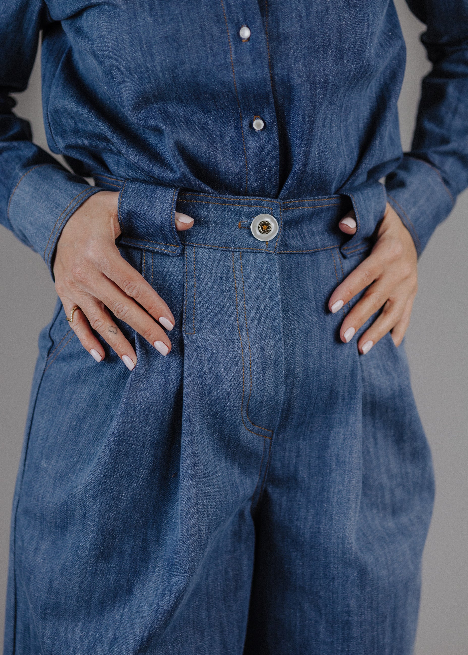 PLEATED WIDE-LEG JEANS