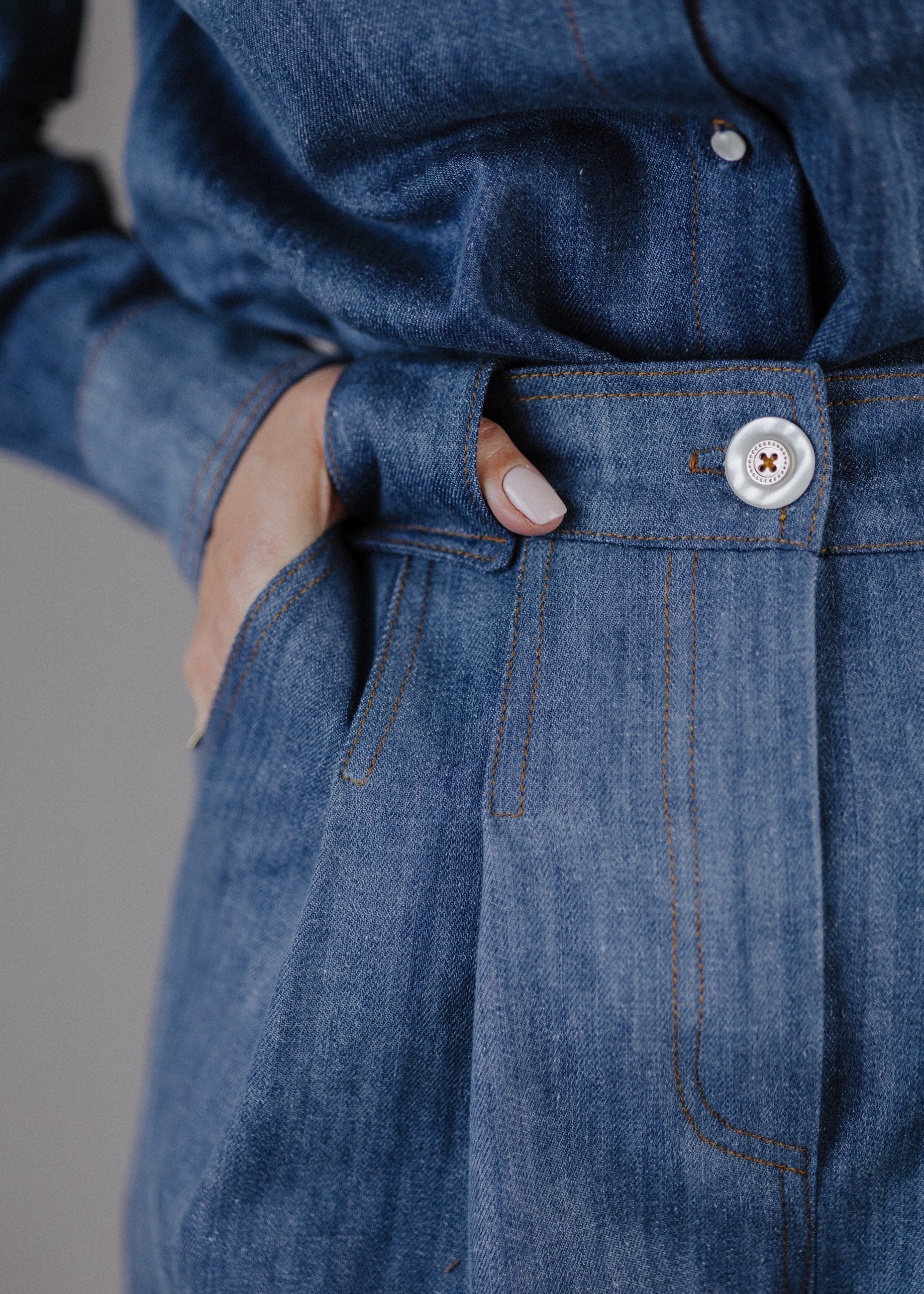 PLEATED WIDE-LEG JEANS