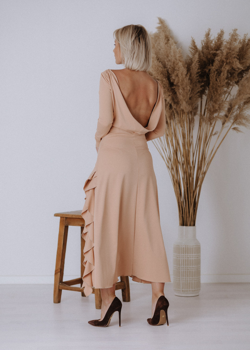 Ejtett hátú ruha loknikkal