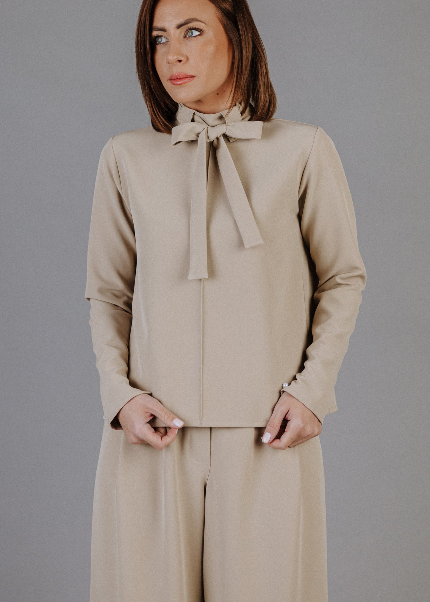 MASNIS NYAKÚ FELSŐ VILÁGOS TAUPE SZÍNBEN