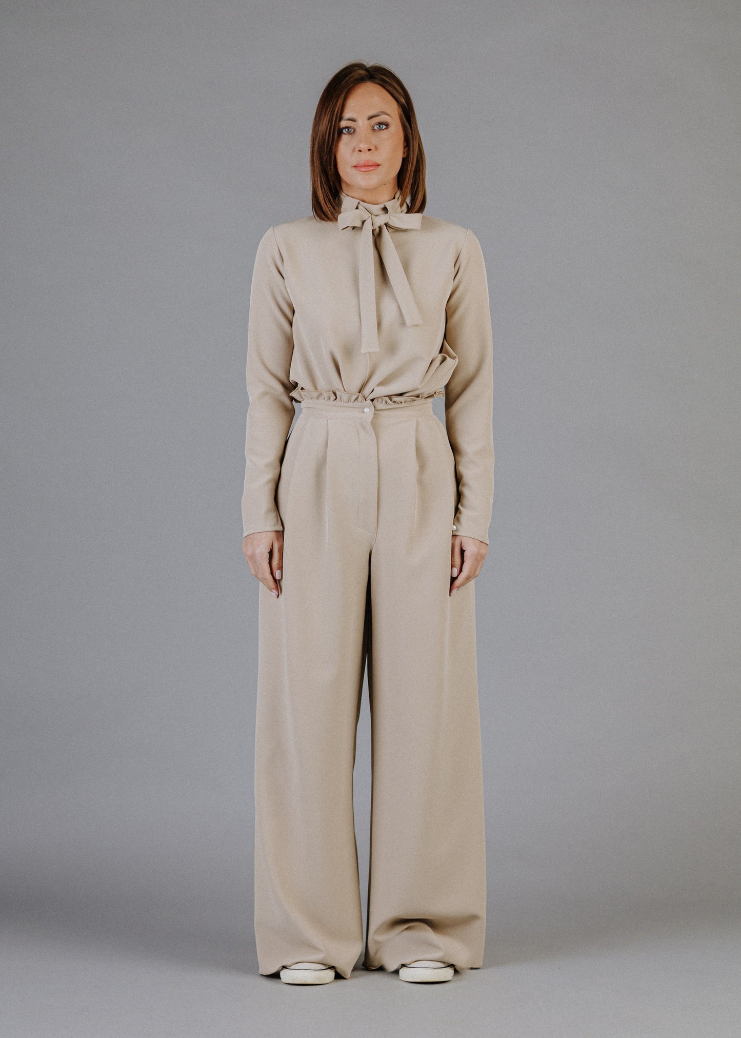 MASNIS NYAKÚ FELSŐ VILÁGOS TAUPE SZÍNBEN