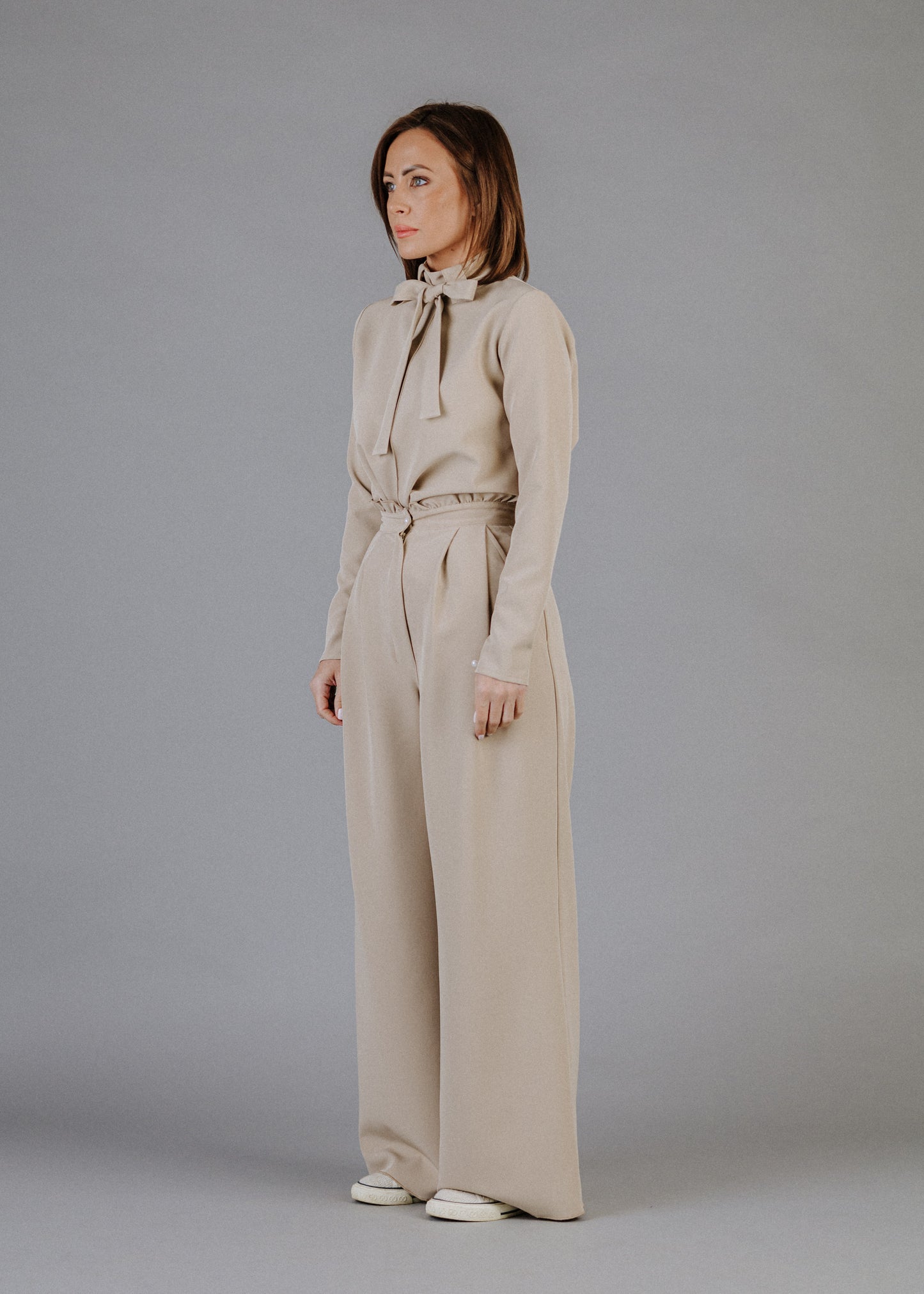 MASNIS NYAKÚ FELSŐ VILÁGOS TAUPE SZÍNBEN