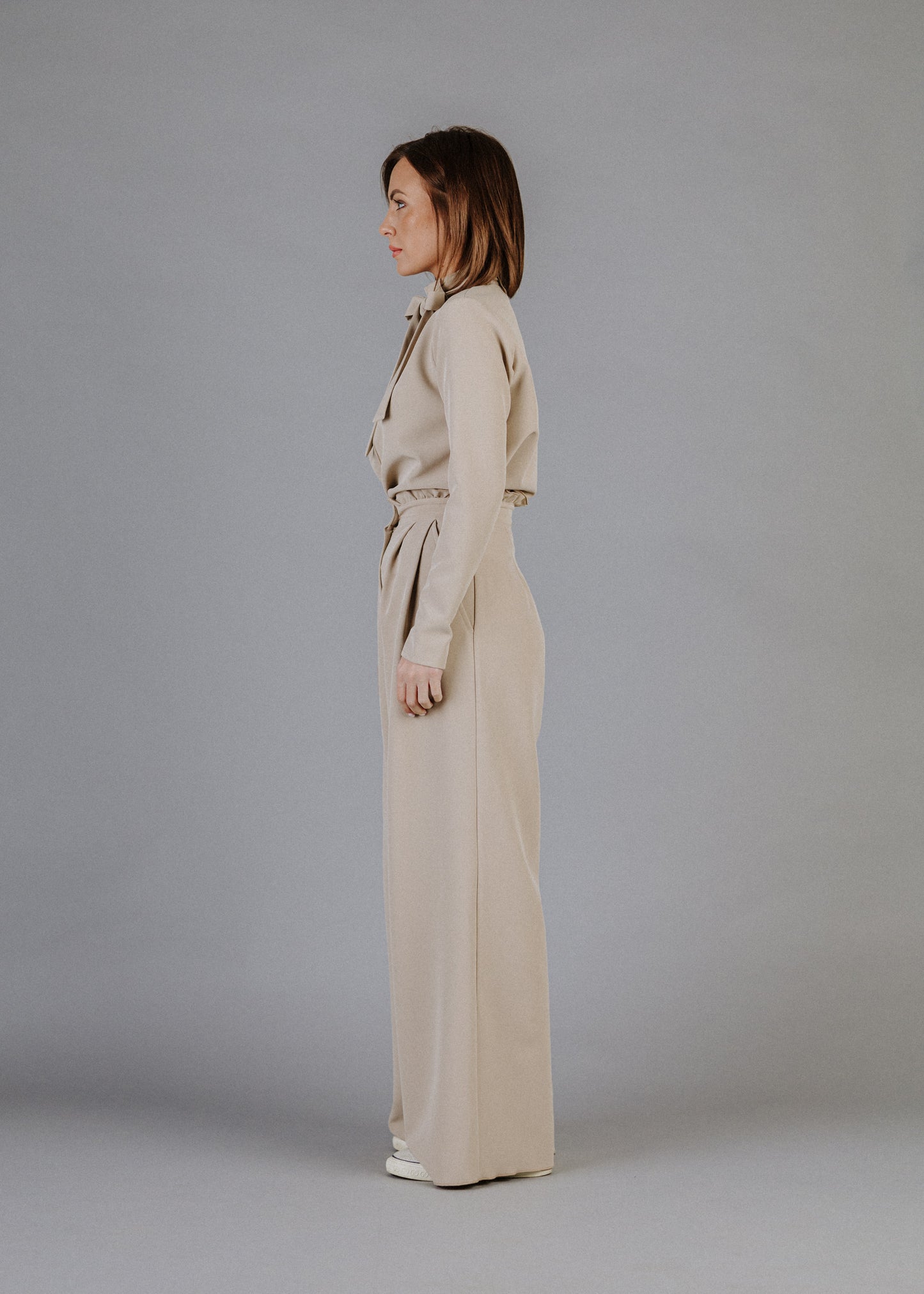 FINOM SZÖVET NADRÁG VILÁGOS TAUPE SZÍNBEN