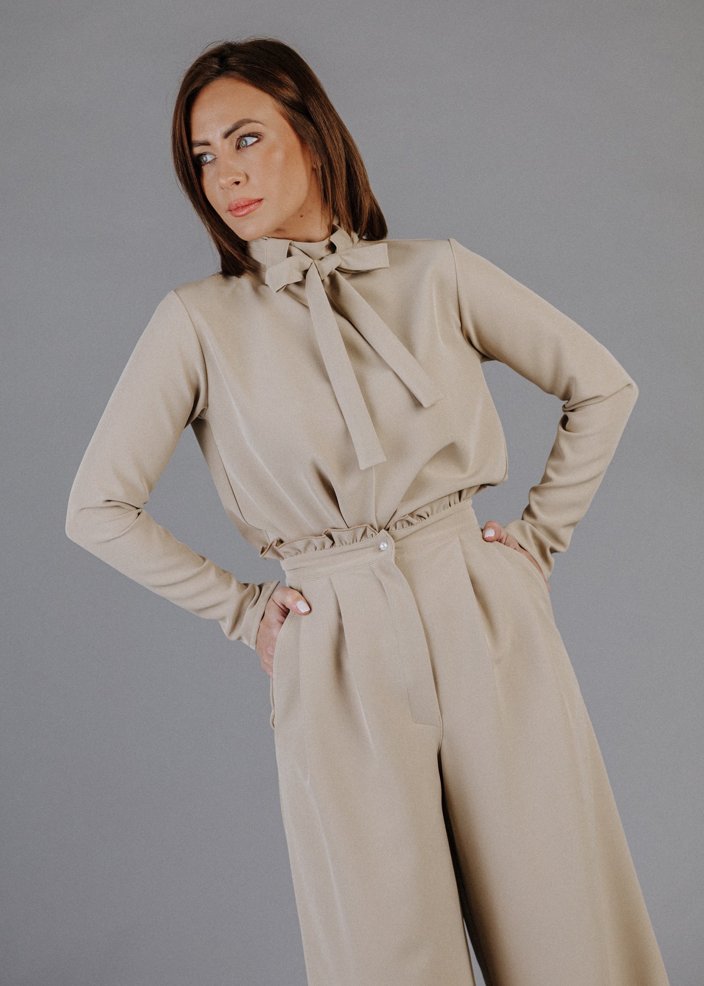 MASNIS NYAKÚ FELSŐ VILÁGOS TAUPE SZÍNBEN