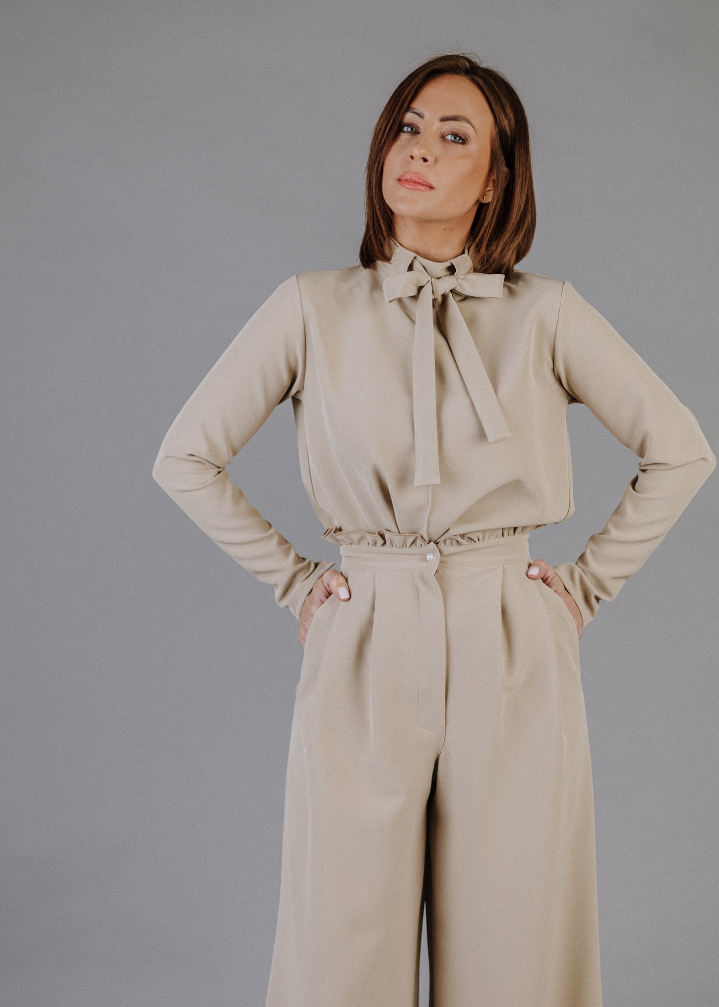 MASNIS NYAKÚ FELSŐ VILÁGOS TAUPE SZÍNBEN