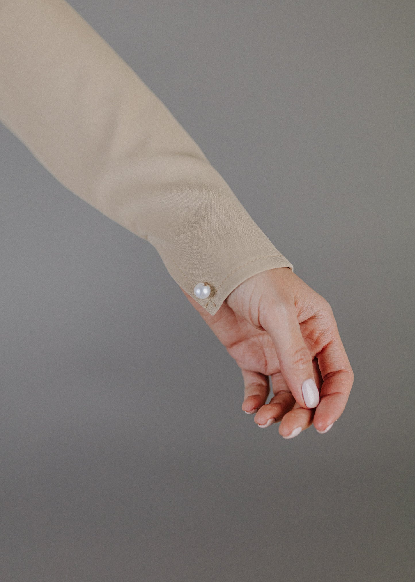 MASNIS NYAKÚ FELSŐ VILÁGOS TAUPE SZÍNBEN