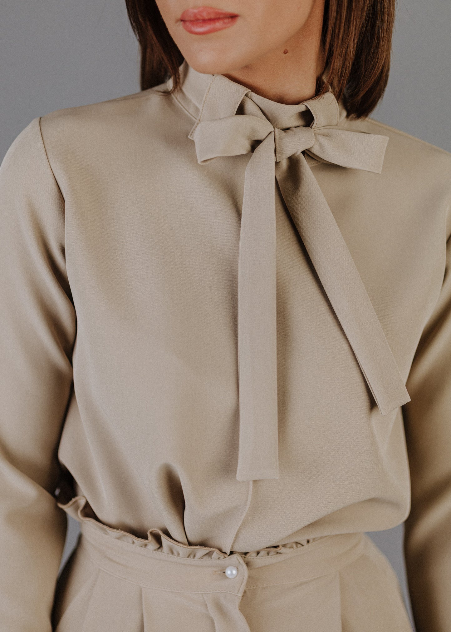 MASNIS NYAKÚ FELSŐ VILÁGOS TAUPE SZÍNBEN