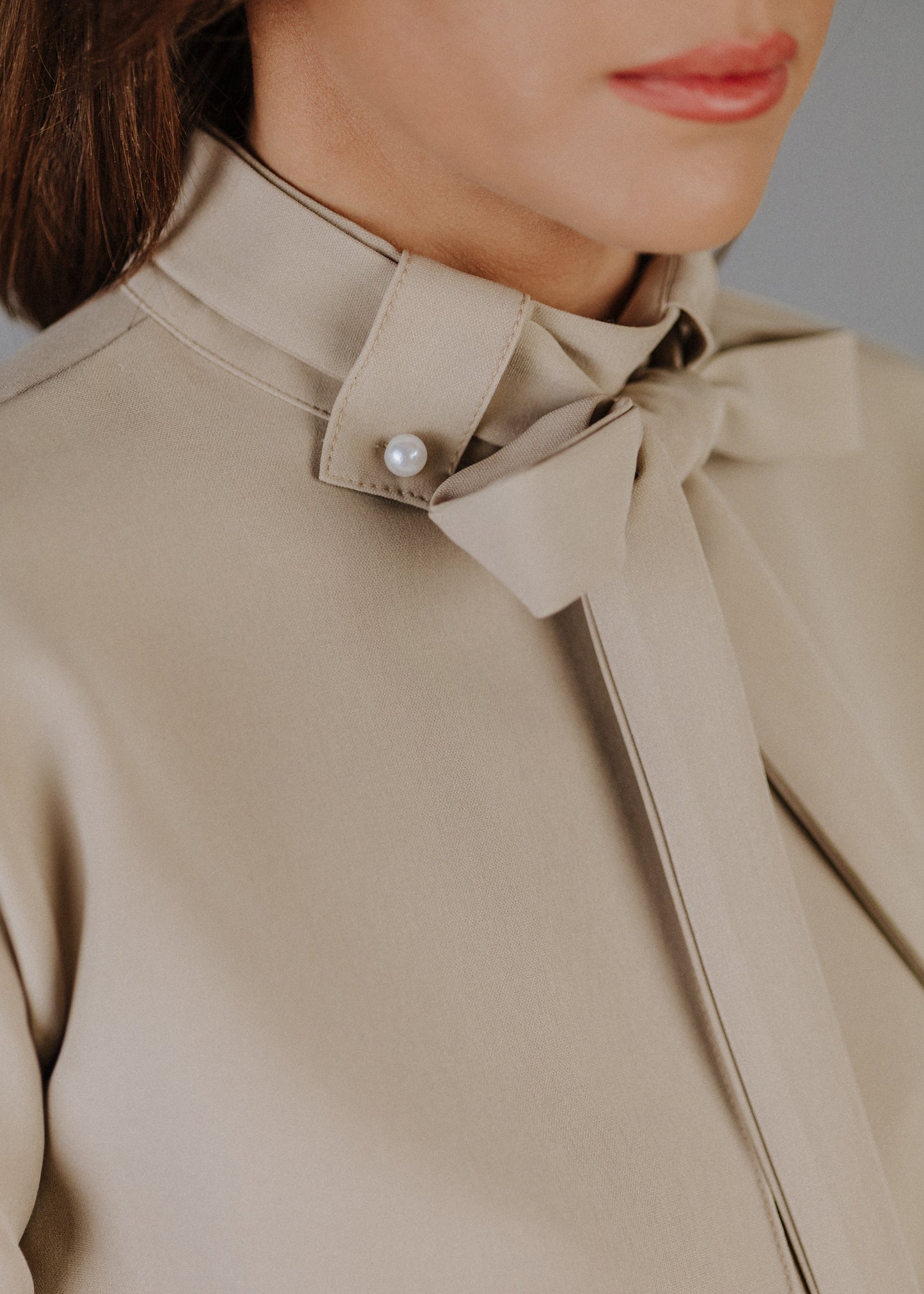 MASNIS NYAKÚ FELSŐ VILÁGOS TAUPE SZÍNBEN