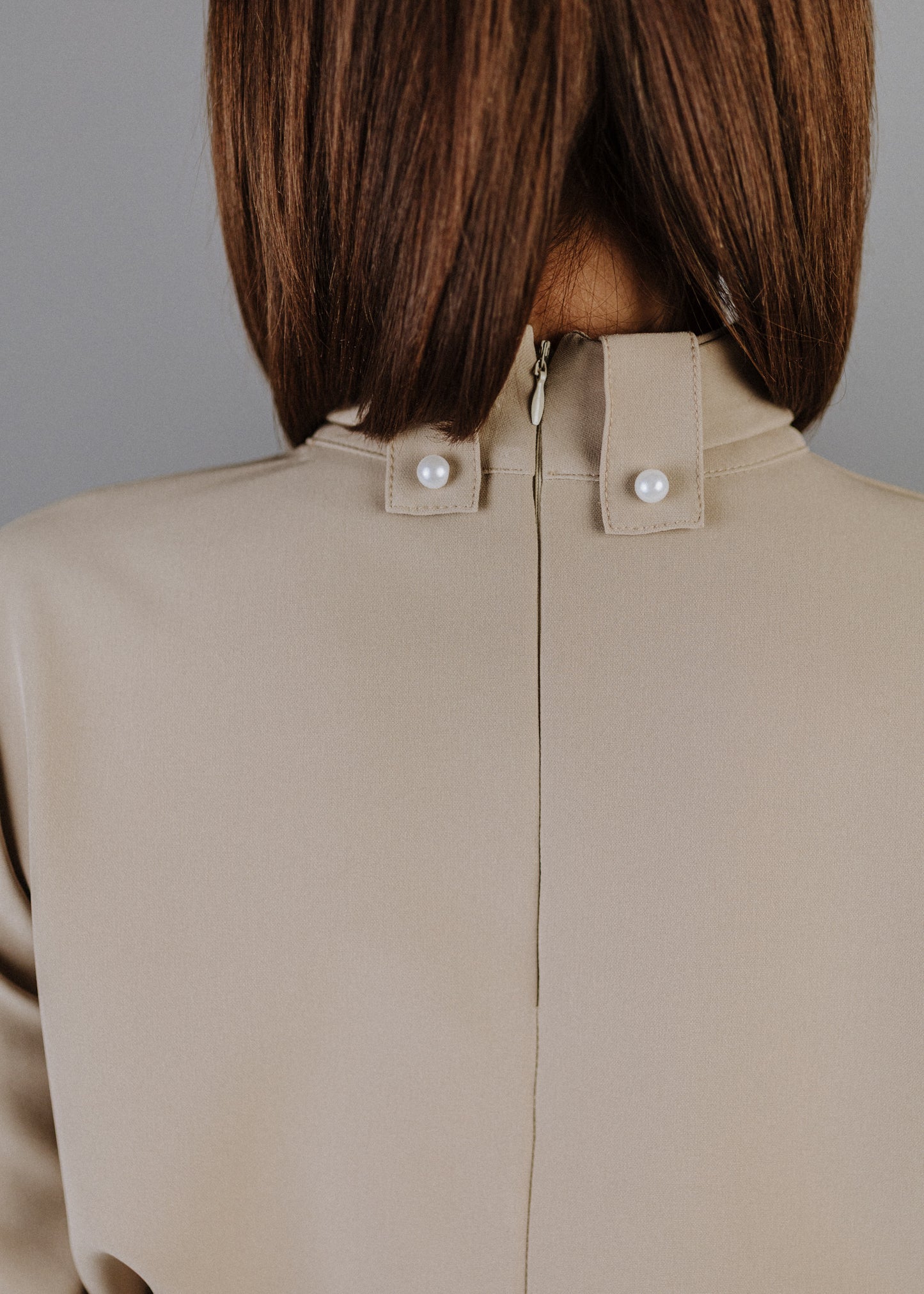 MASNIS NYAKÚ FELSŐ VILÁGOS TAUPE SZÍNBEN