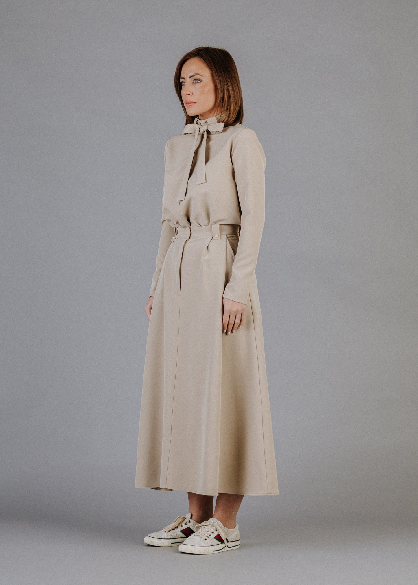 ZSEBES SZOKNYA VILÁGOS TAUPE SZÍNBEN