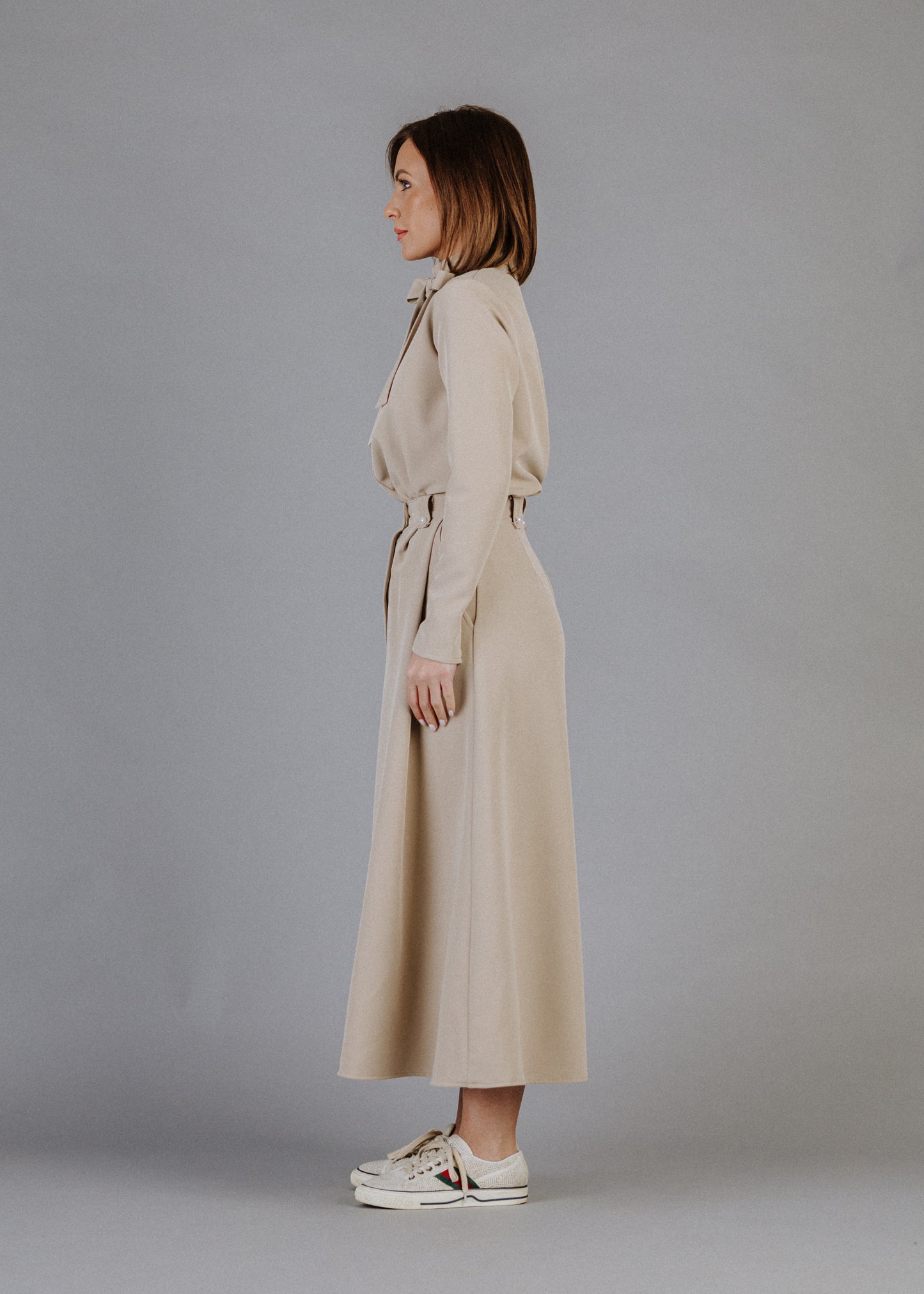 ZSEBES SZOKNYA VILÁGOS TAUPE SZÍNBEN