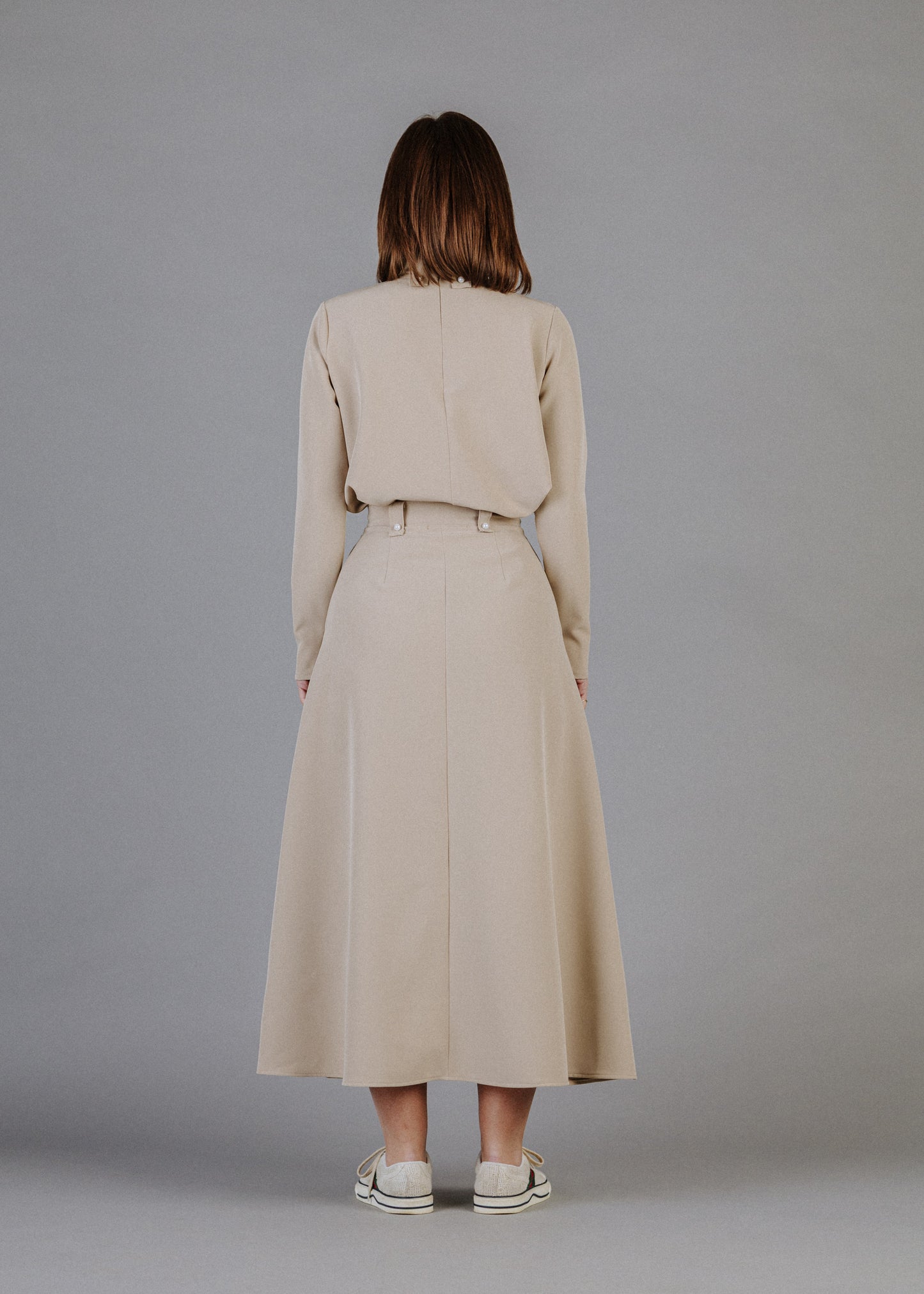 ZSEBES SZOKNYA VILÁGOS TAUPE SZÍNBEN