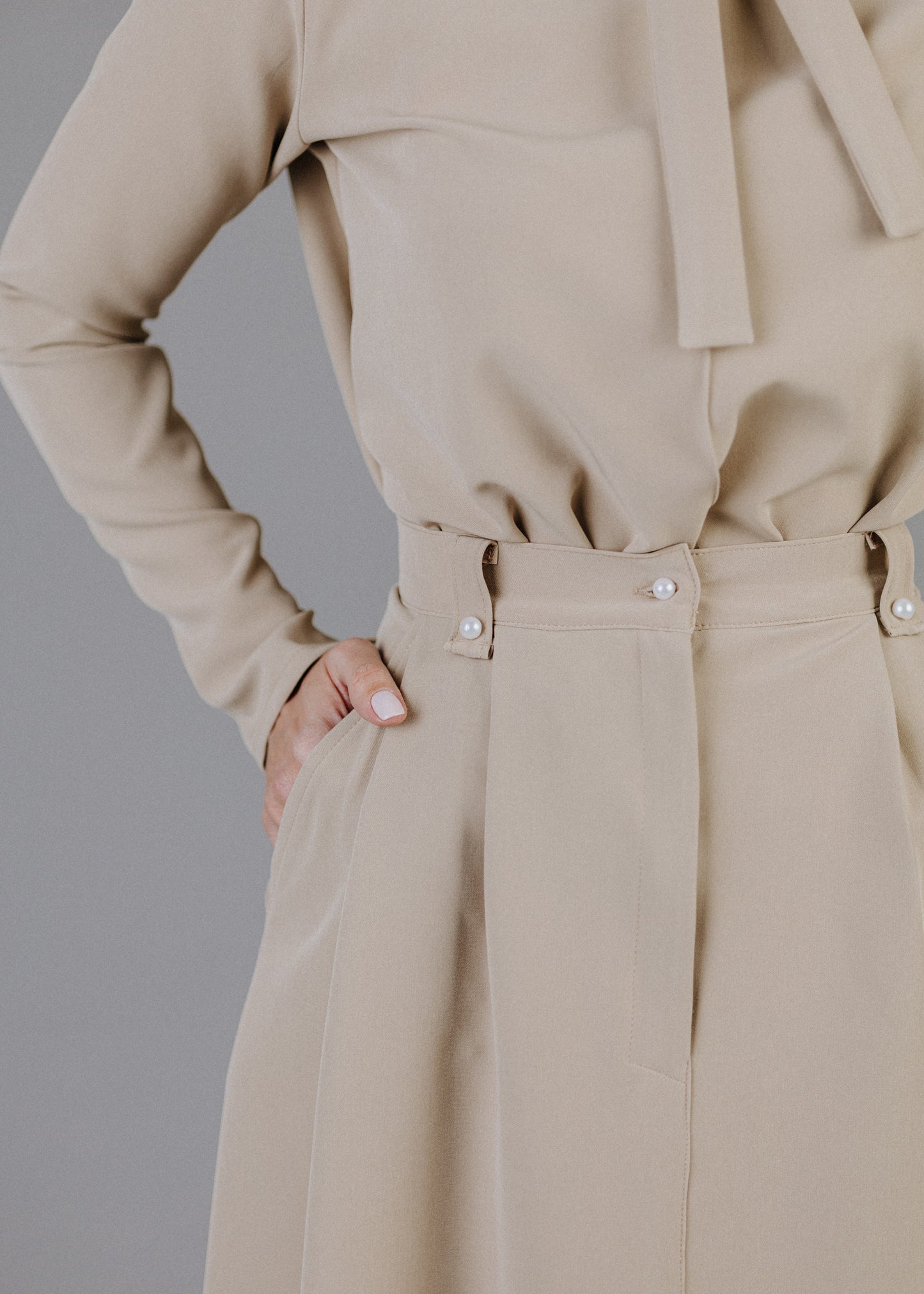 ZSEBES SZOKNYA VILÁGOS TAUPE SZÍNBEN