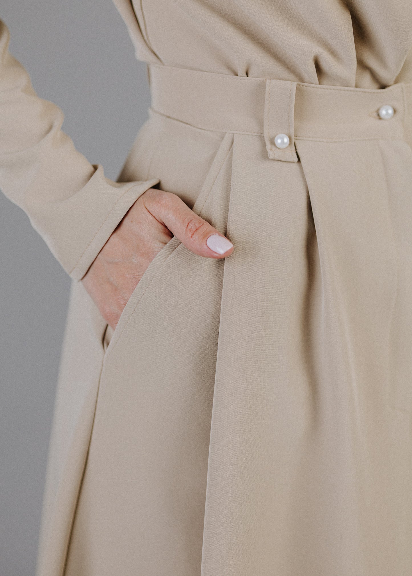 ZSEBES SZOKNYA VILÁGOS TAUPE SZÍNBEN