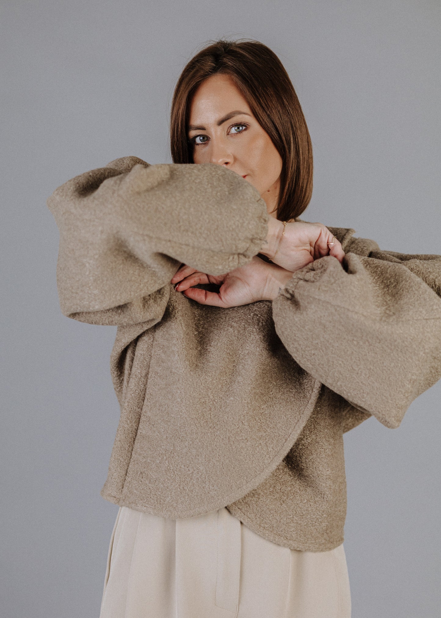 BUKLÉ PEPLUM FELSŐ TAUPE SZÍNBEN