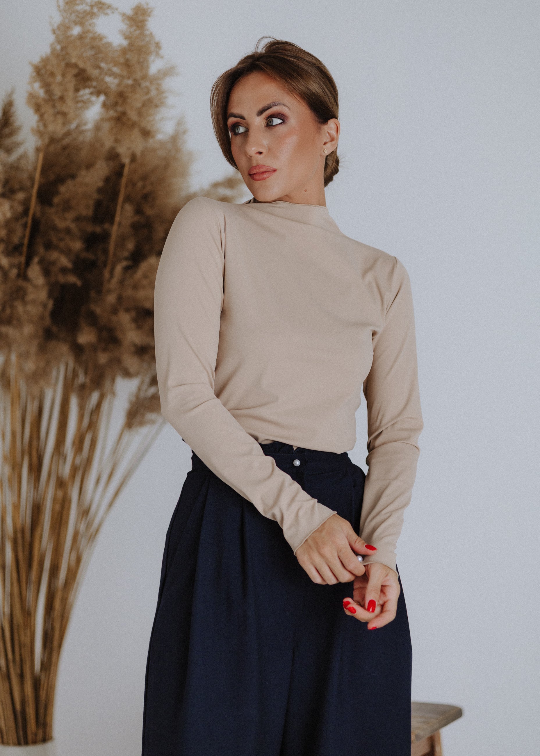 Elastic upper in sand color