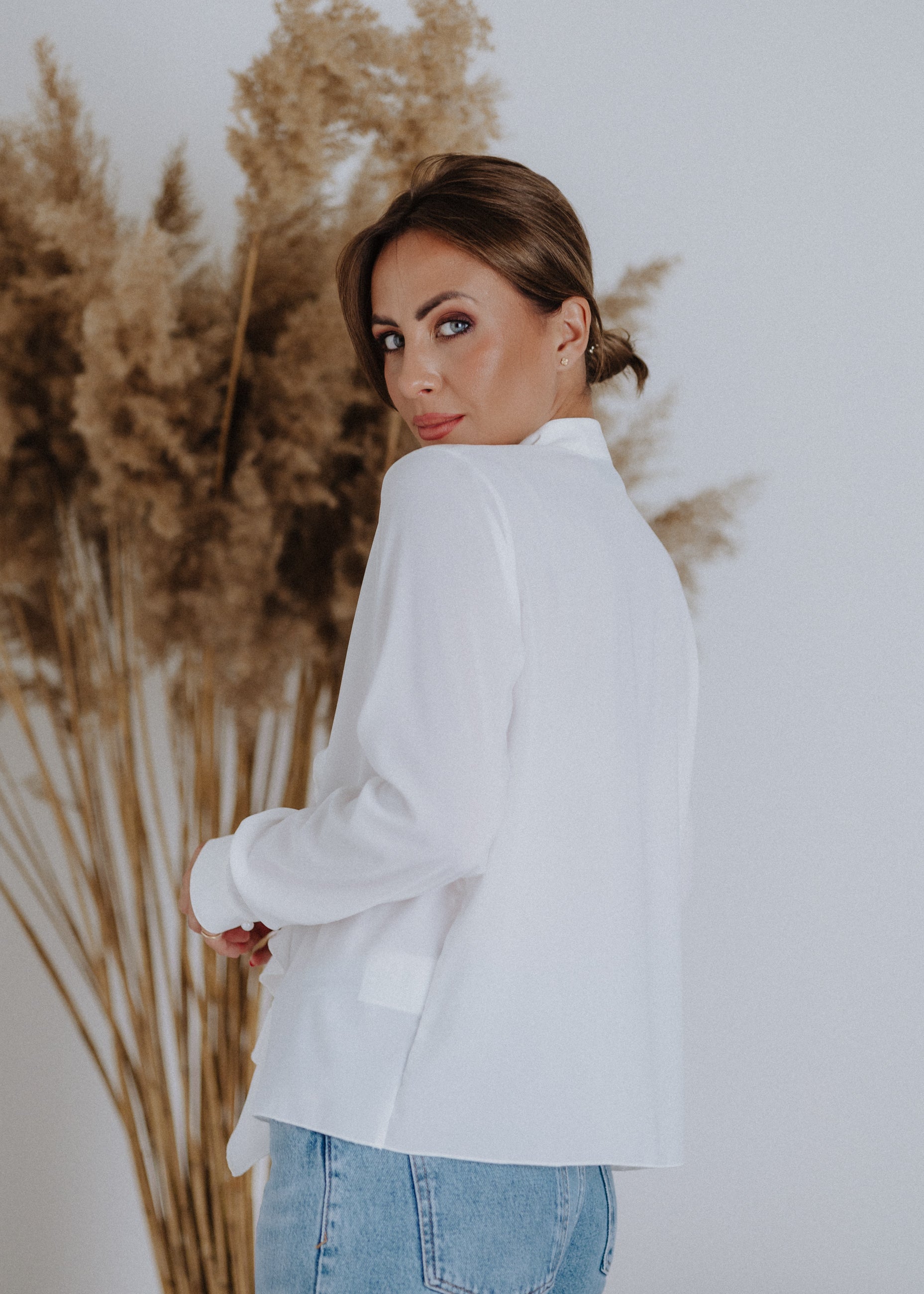 Front ruffled blouse in ecru