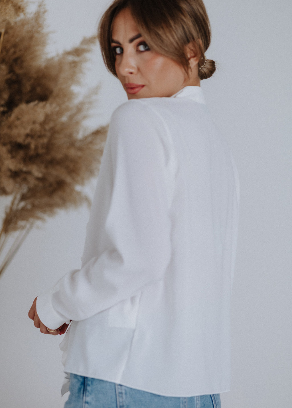 Front ruffled blouse in ecru