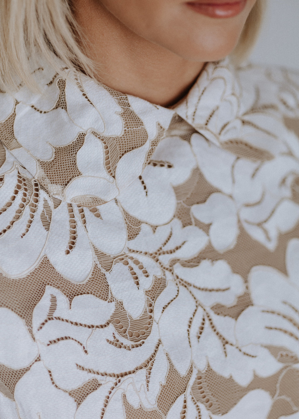 Lace dress with lining in ecru