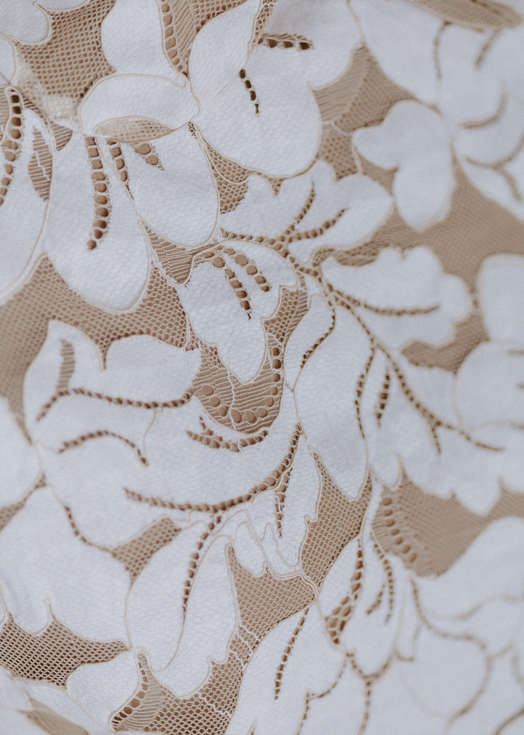 Lace dress with lining in ecru