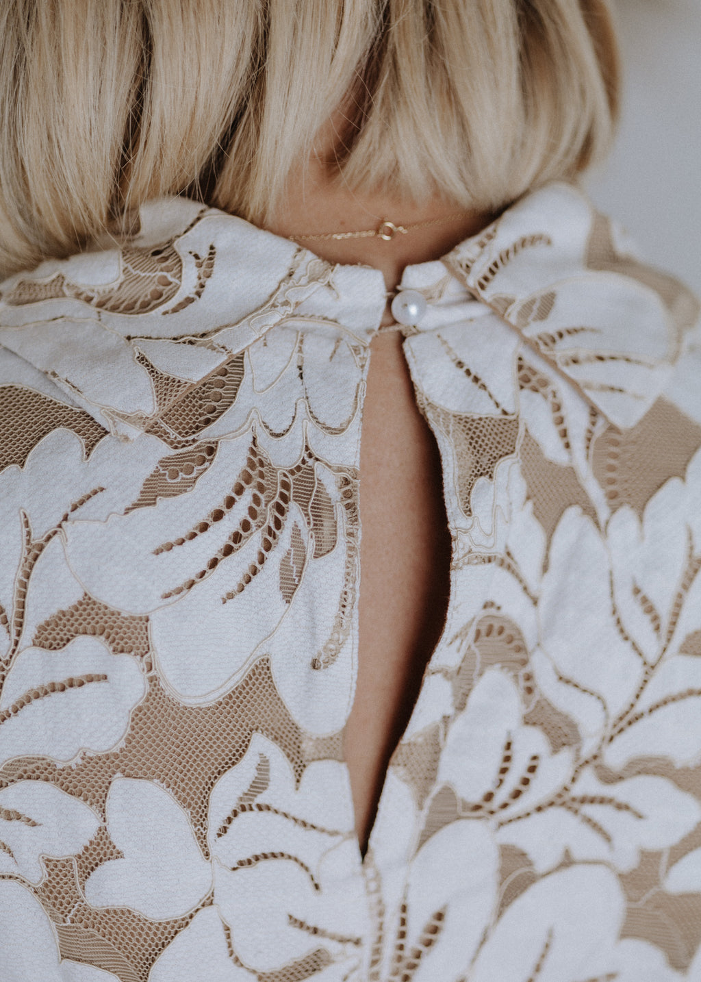 Lace dress with lining in ecru