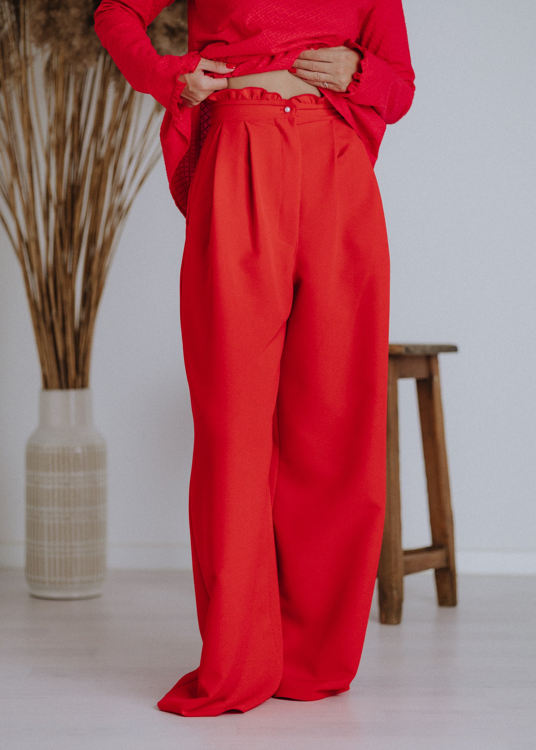 Ruffled waist trousers in red